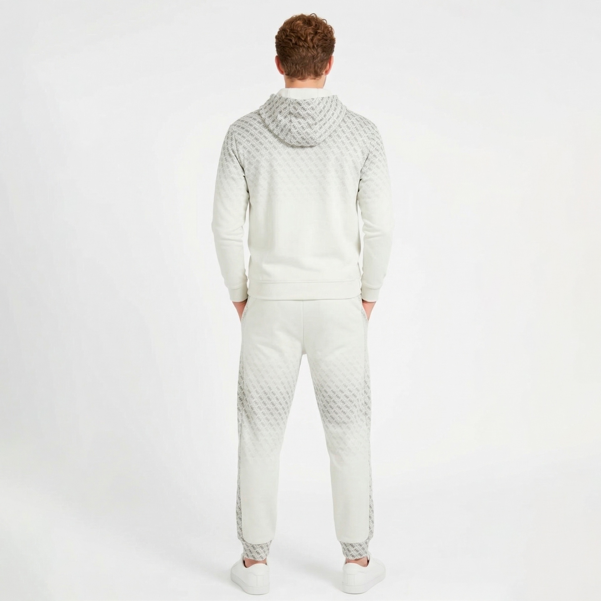 Homem de costas a usar conjunto de fato de treino branco com capuz e padrão cinza degradê