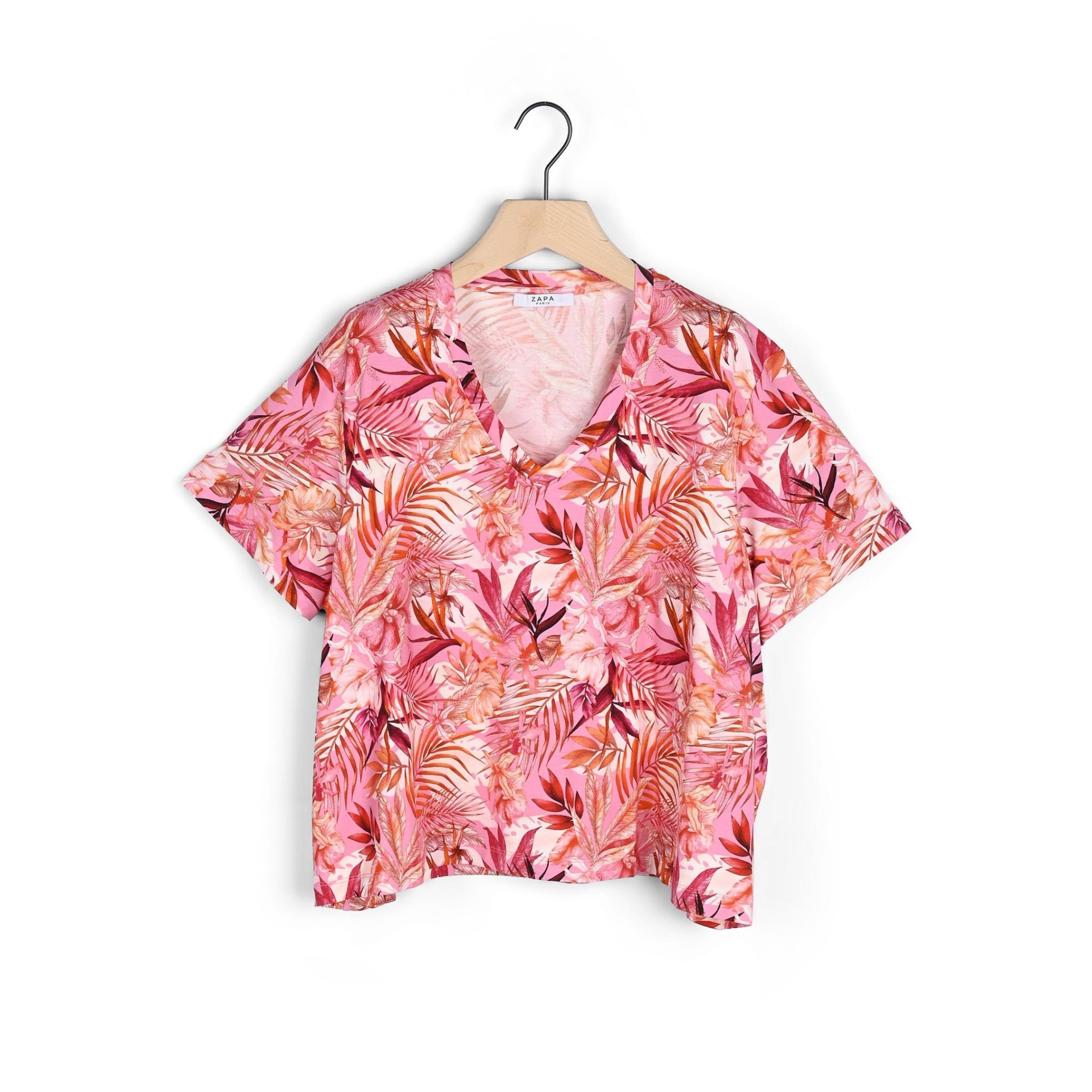 T-shirt feminina rosa com padrão floral pendurada em cabide de madeira