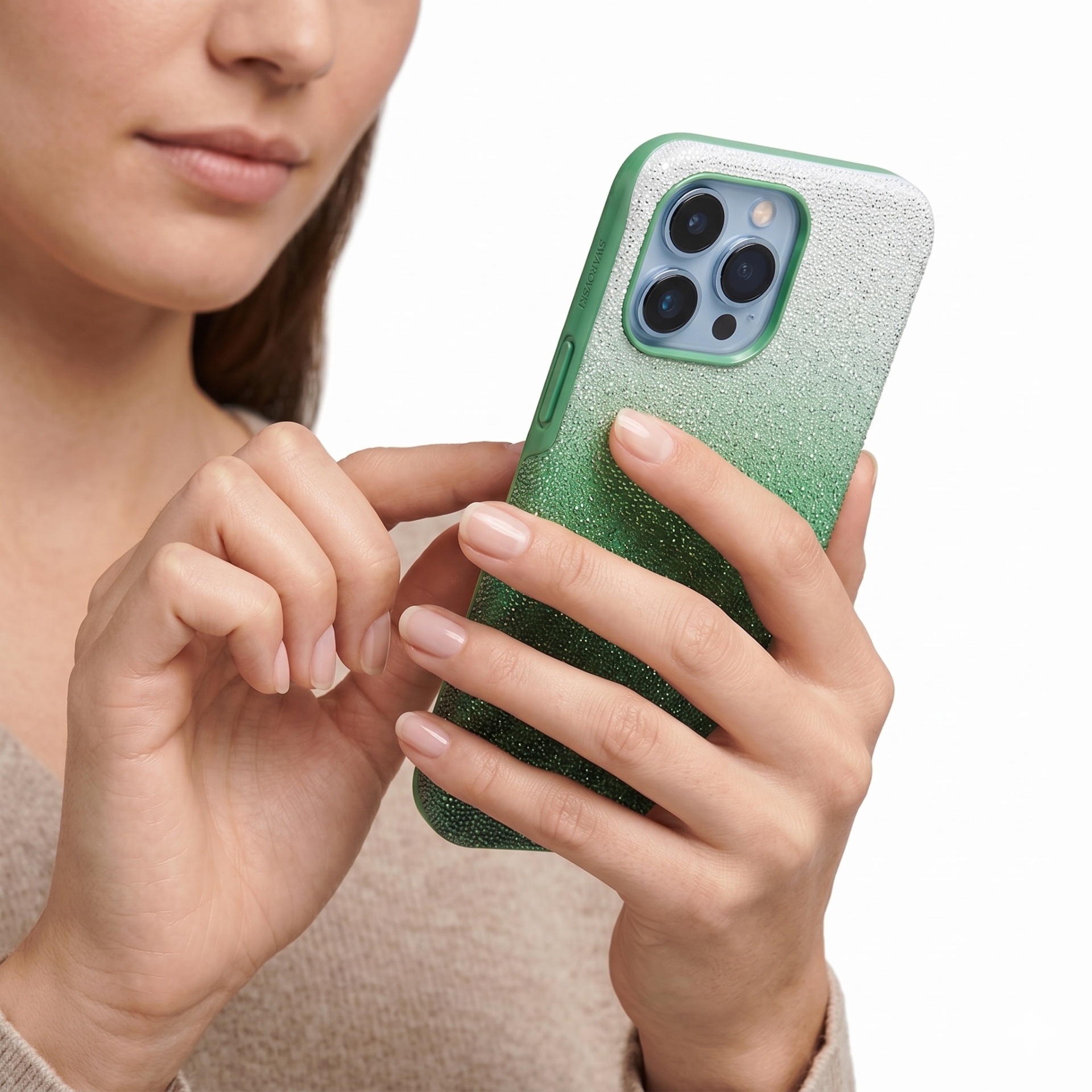 Telemóvel com capa verde texturizada a ser segurado por uma pessoa com unhas naturais.