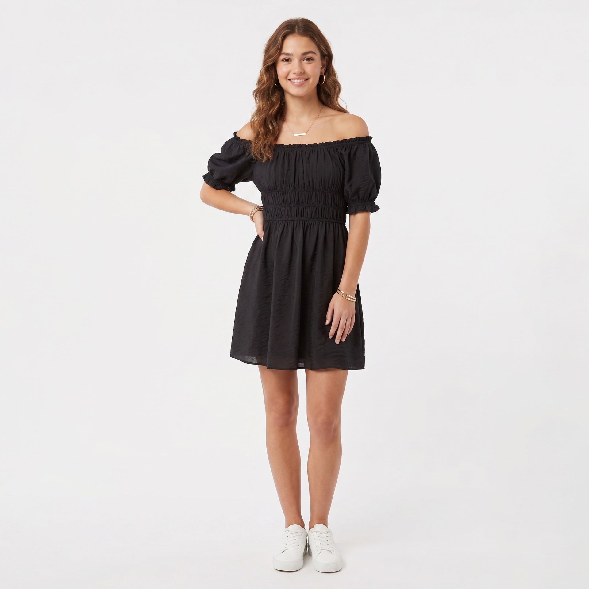 Vestido preto ombro a ombro com mangas bufantes e sapatos brancos