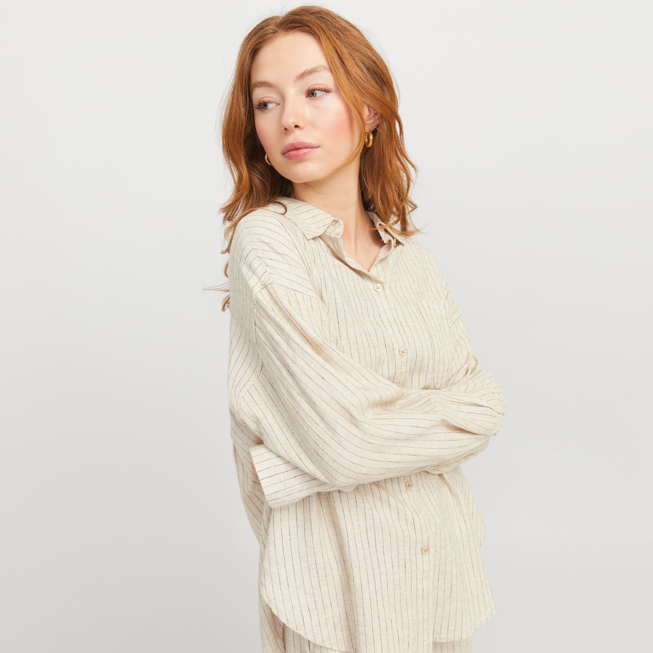 Camisa feminina risca de giz bege clara com botões