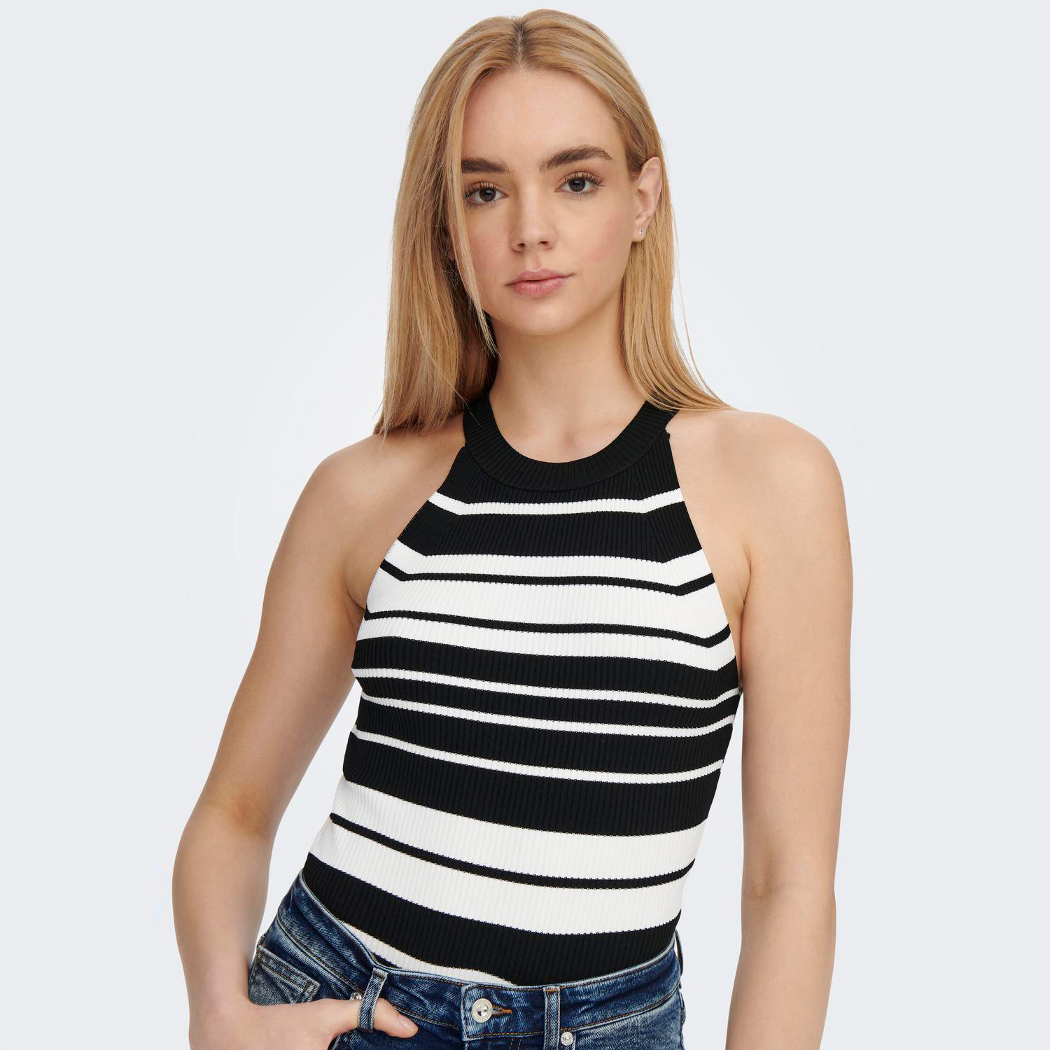 Top feminino às riscas preto e branco com gola alta e sem mangas