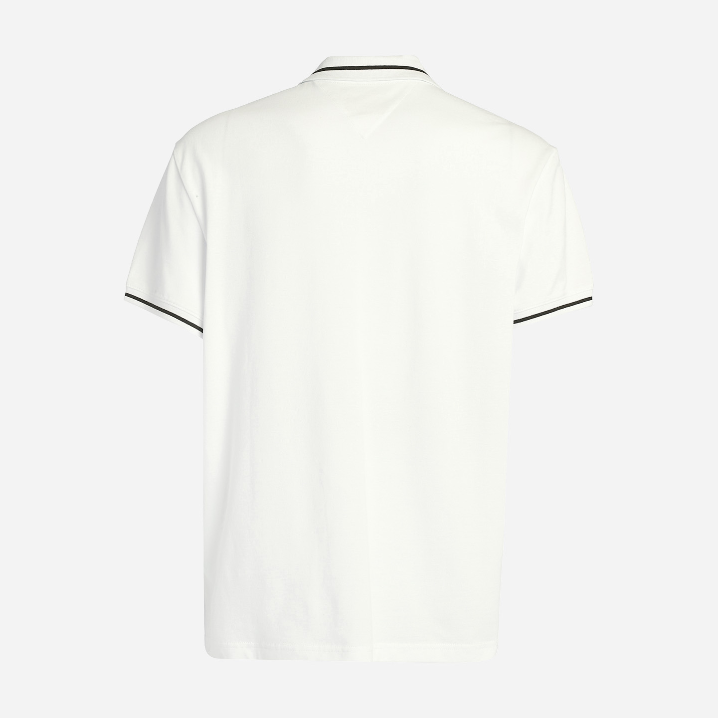 Polo branco com risca preta na gola e punhos visto de costas