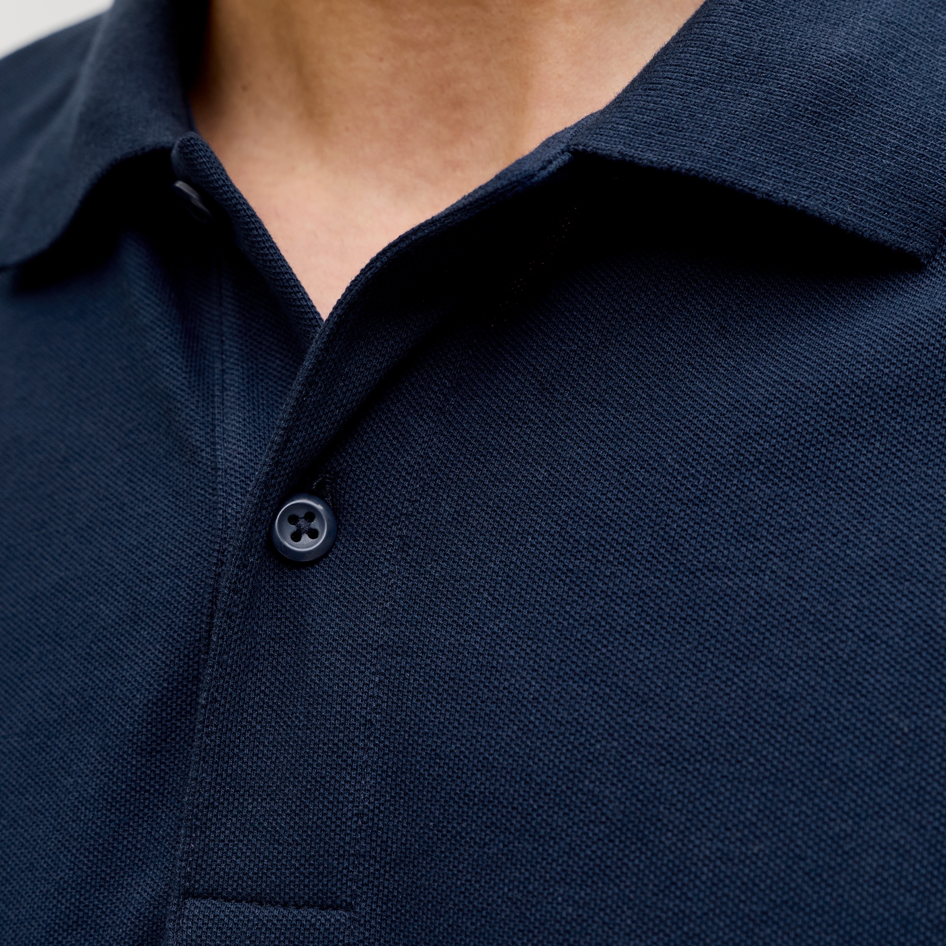 Polo azul escuro com botão e gola