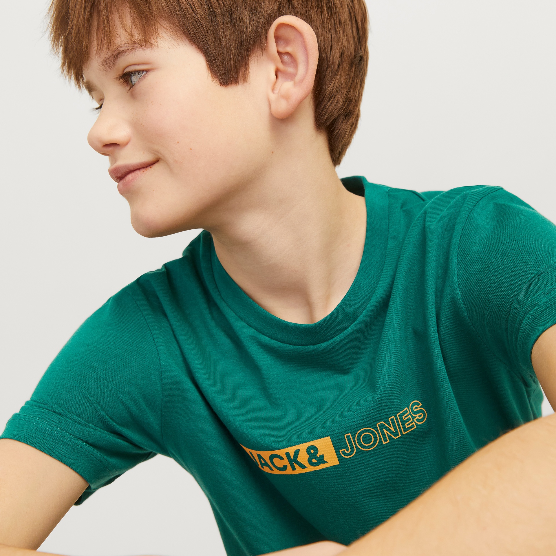 Camiseta verde turquesa com estampa JACK & JONES usada por jovem