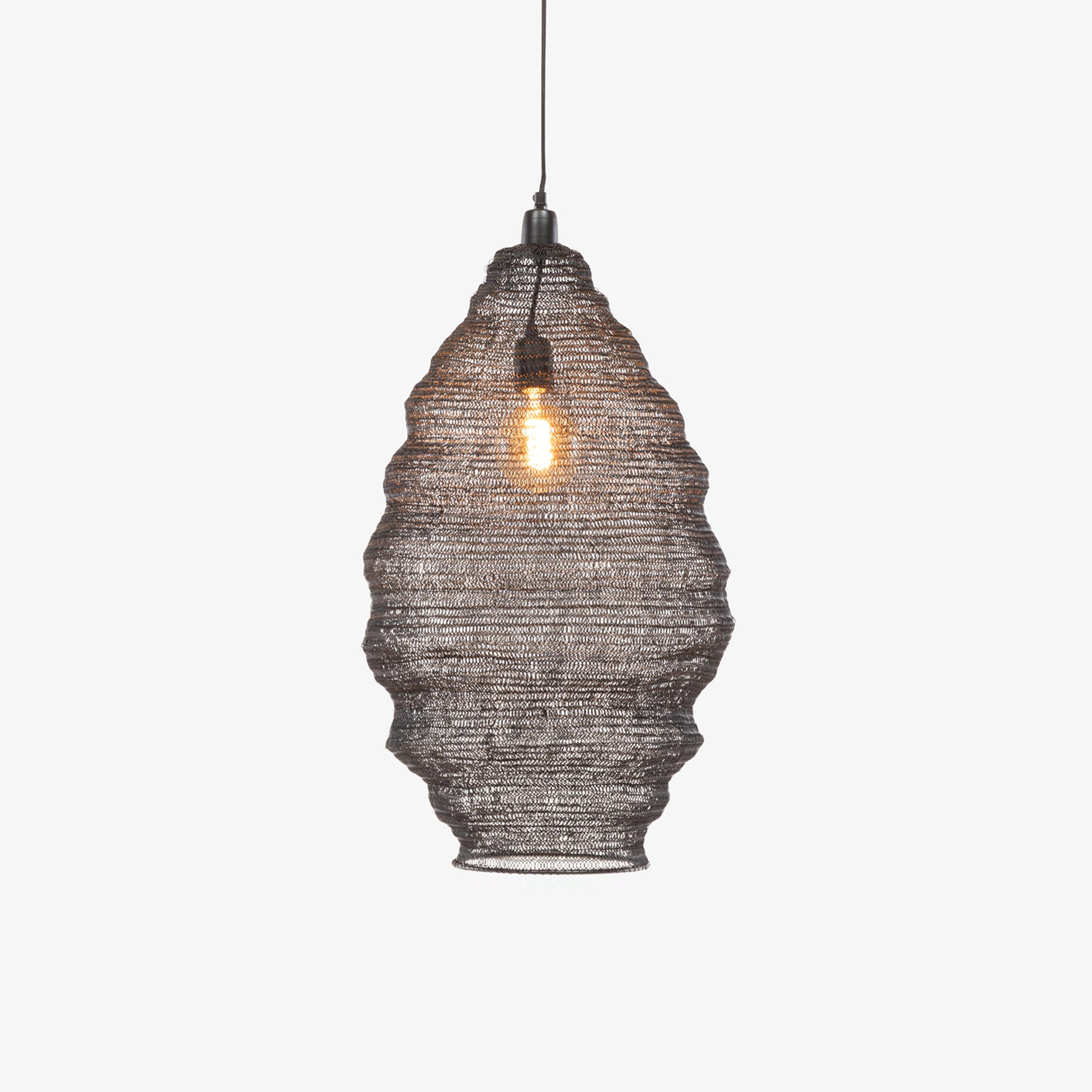 Luminária pendente oval em fios metálicos pretos com lâmpada visível