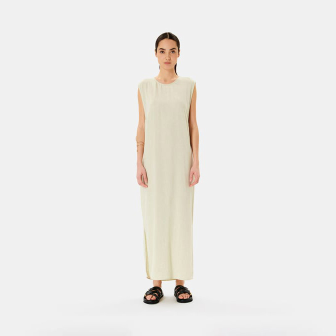 Vestido comprido claro sem mangas com cortes laterais e sandálias pretas