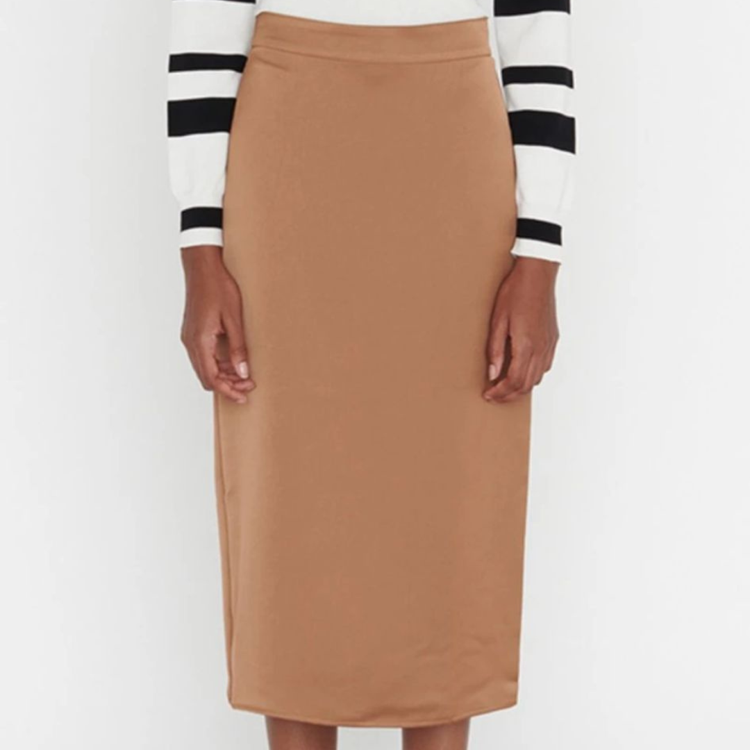 Saia midi castanho claro com camisa branca e preta de riscas