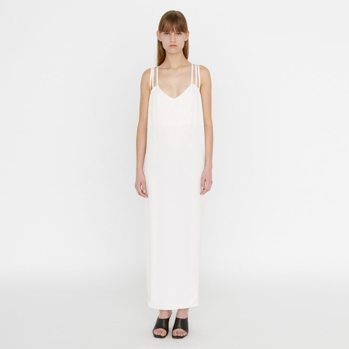 Vestido comprido branco com alças finas e decote em V