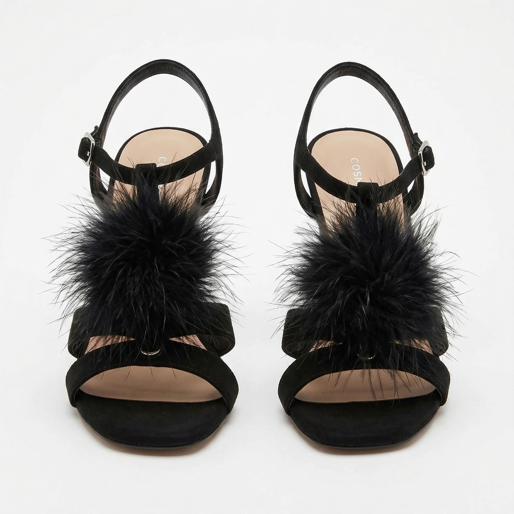 Sandálias pretas com pompom de pelúcia