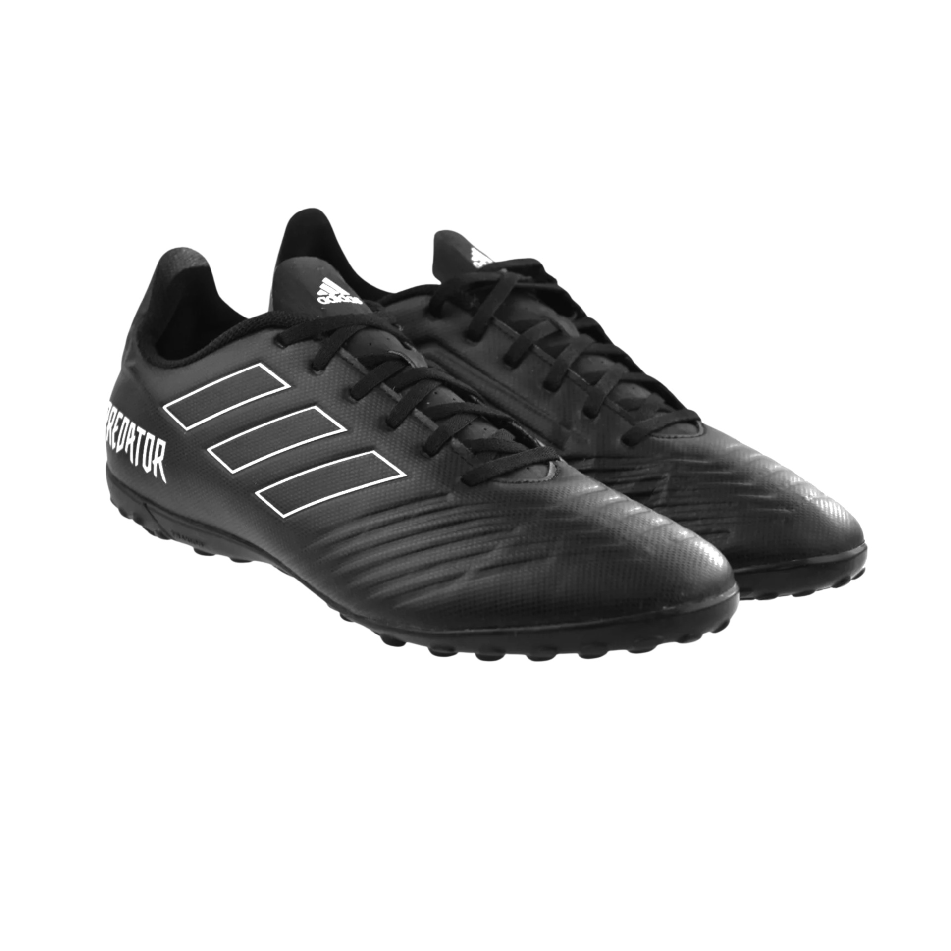 Chuteiras desportivas pretas com listras brancas e a palavra PREDATOR num dos lados