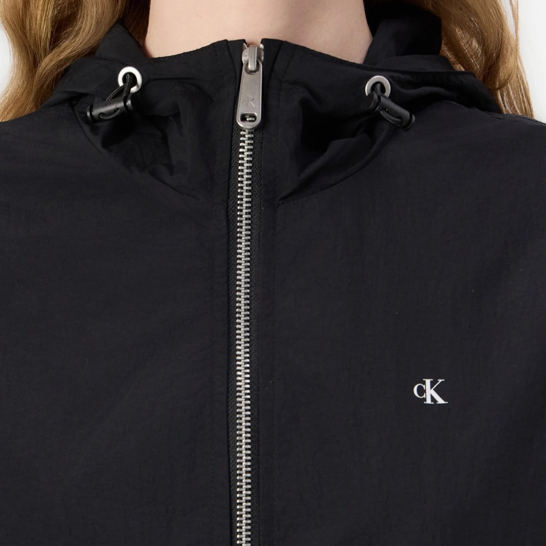 Casaco preto com fecho e capuz com cordões