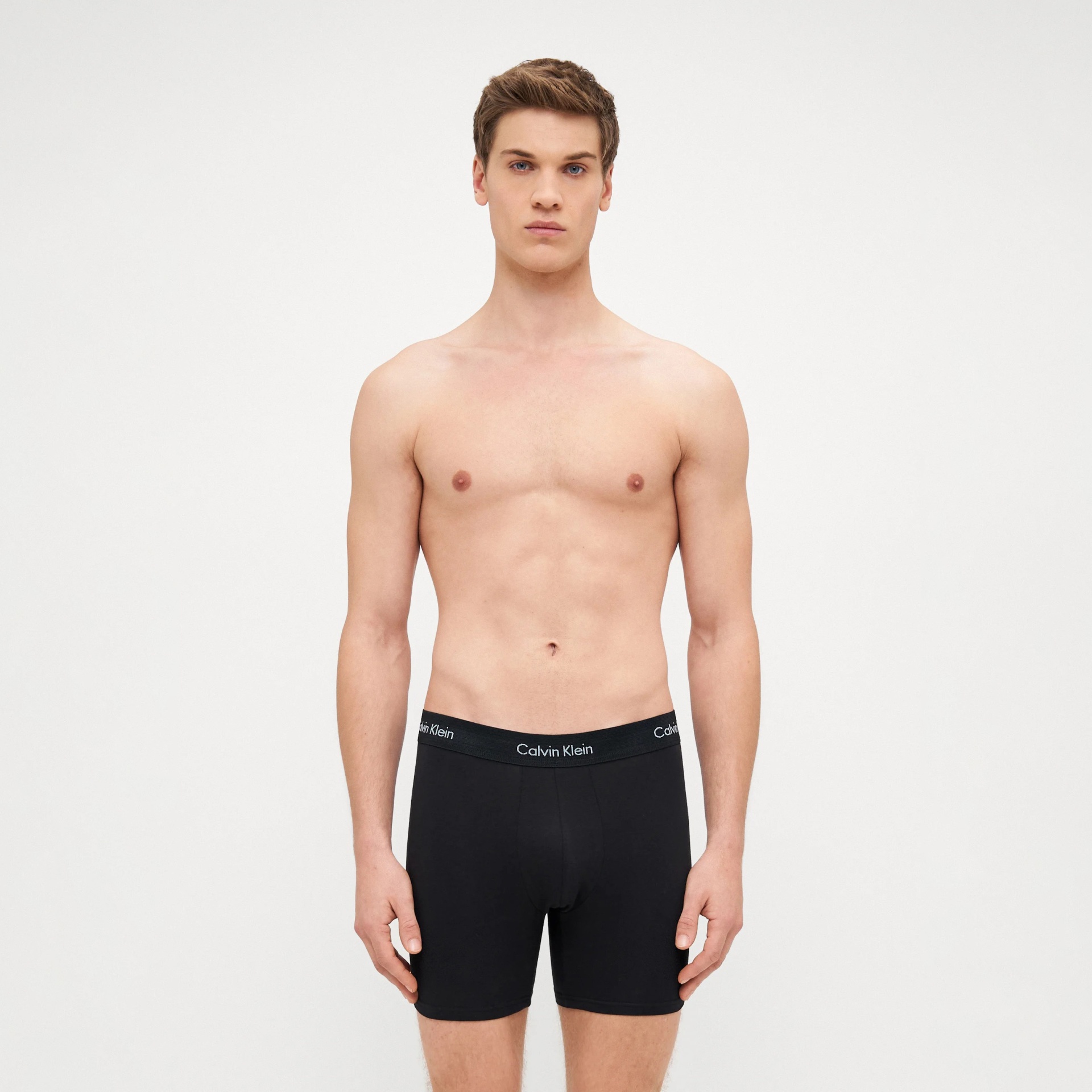 Homem com cuecas boxers pretas Calvin Klein