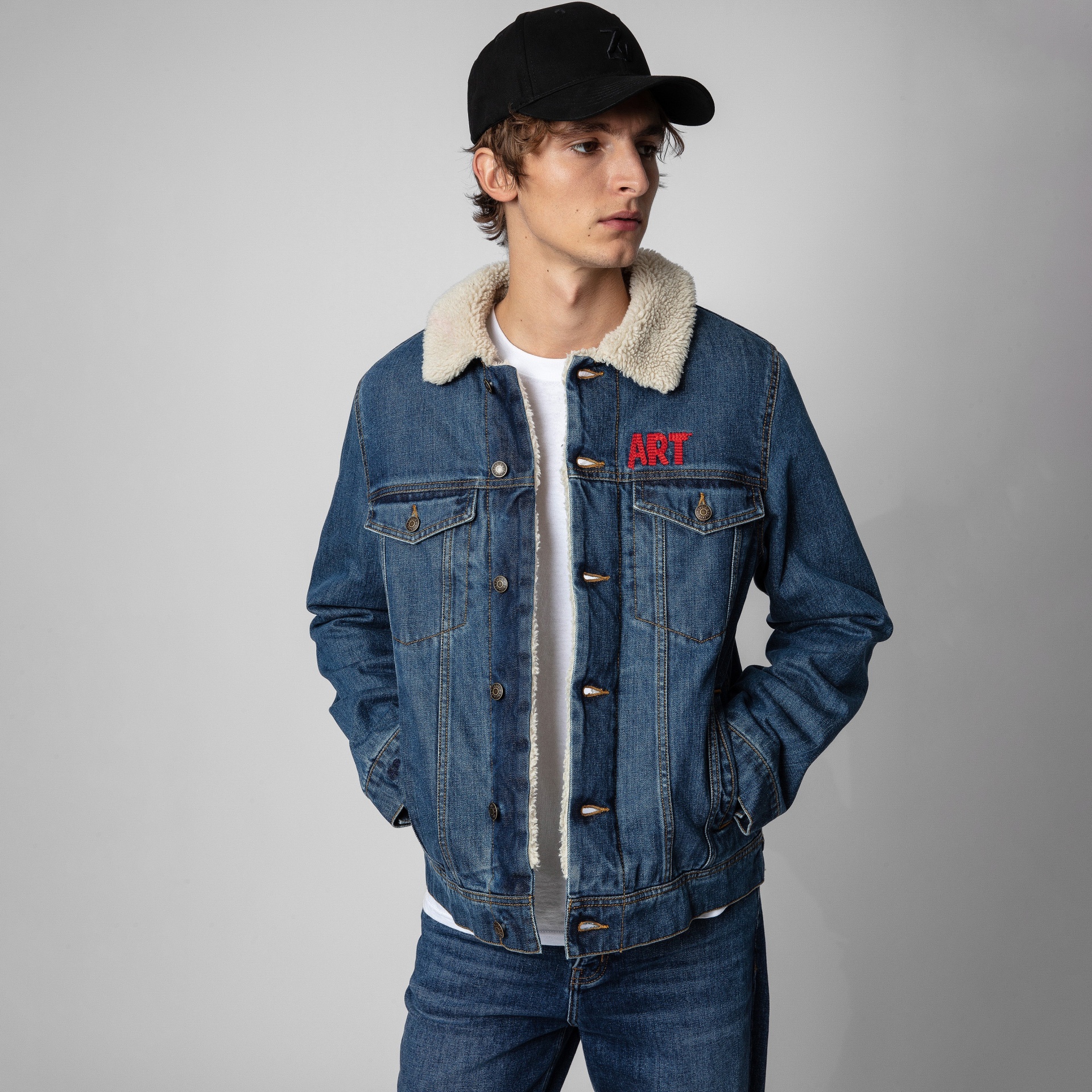 Casaco de ganga azul com gola em pêlo sintético branco e bordado vermelho ART