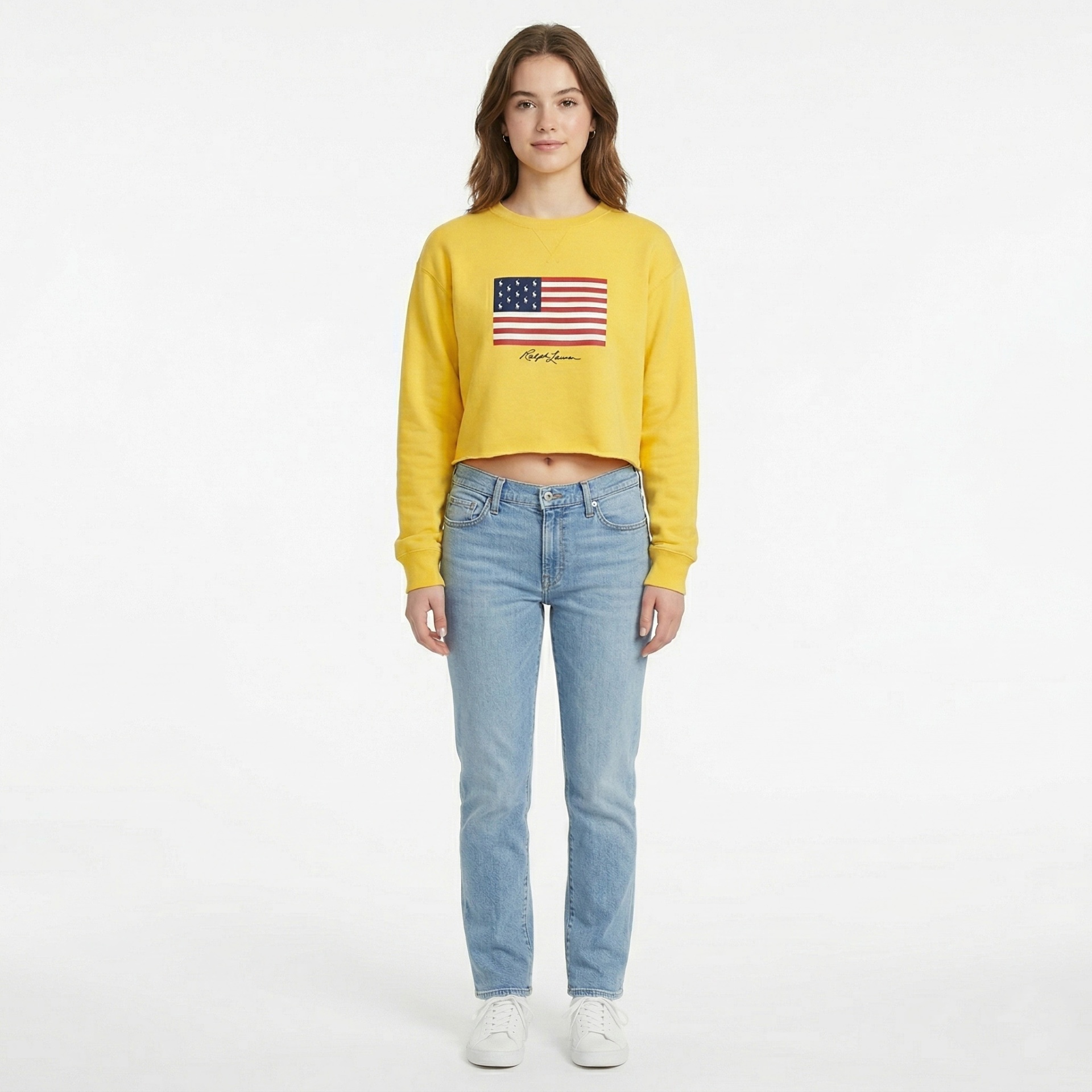 Sweatshirt amarelo cropped com bandeira dos EUA e jeans azuis claros