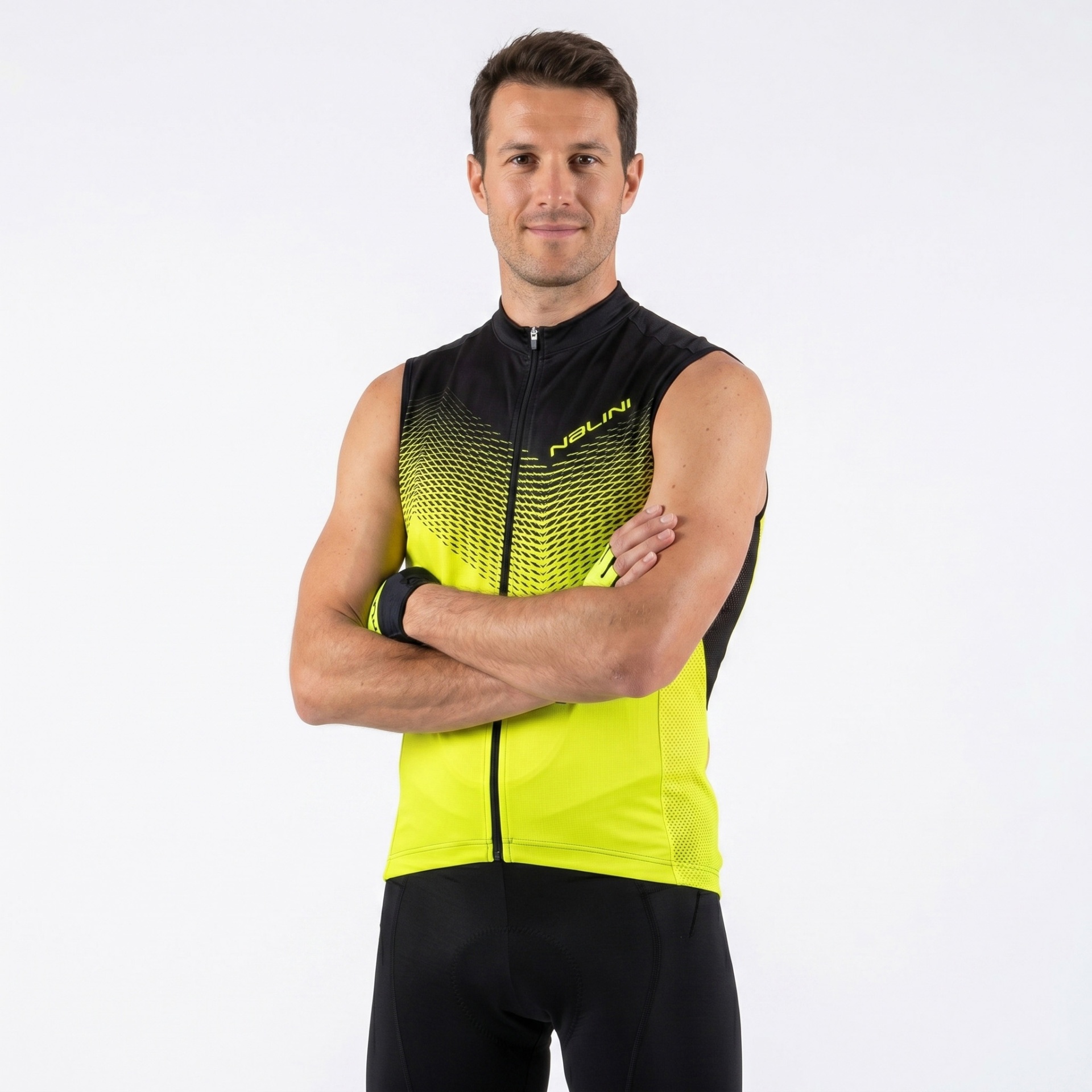 Homem com camisola de ciclismo sem mangas amarela e preta e calças pretas