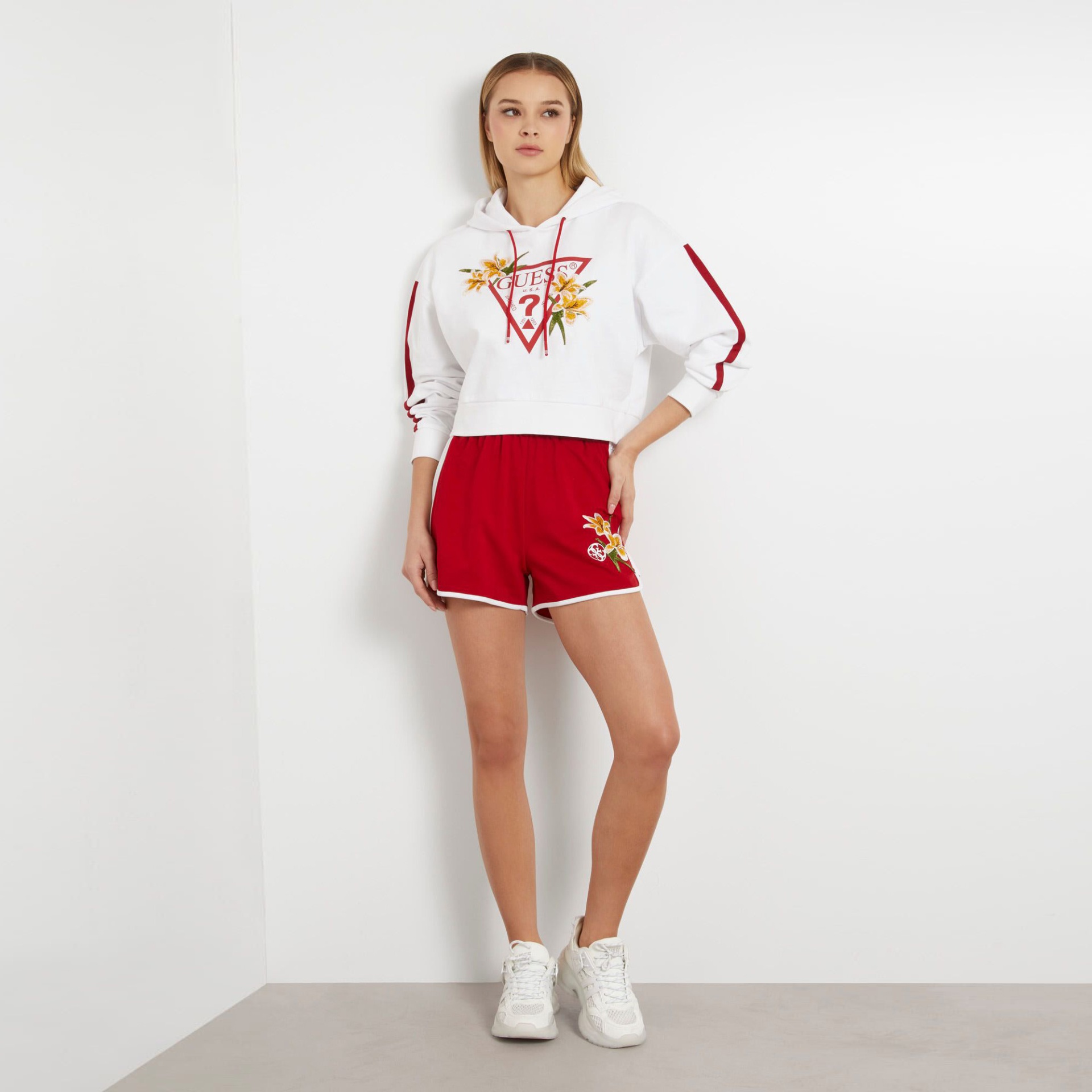 Conjunto desportivo feminino com sweat branco estampado e calções vermelhos com flores