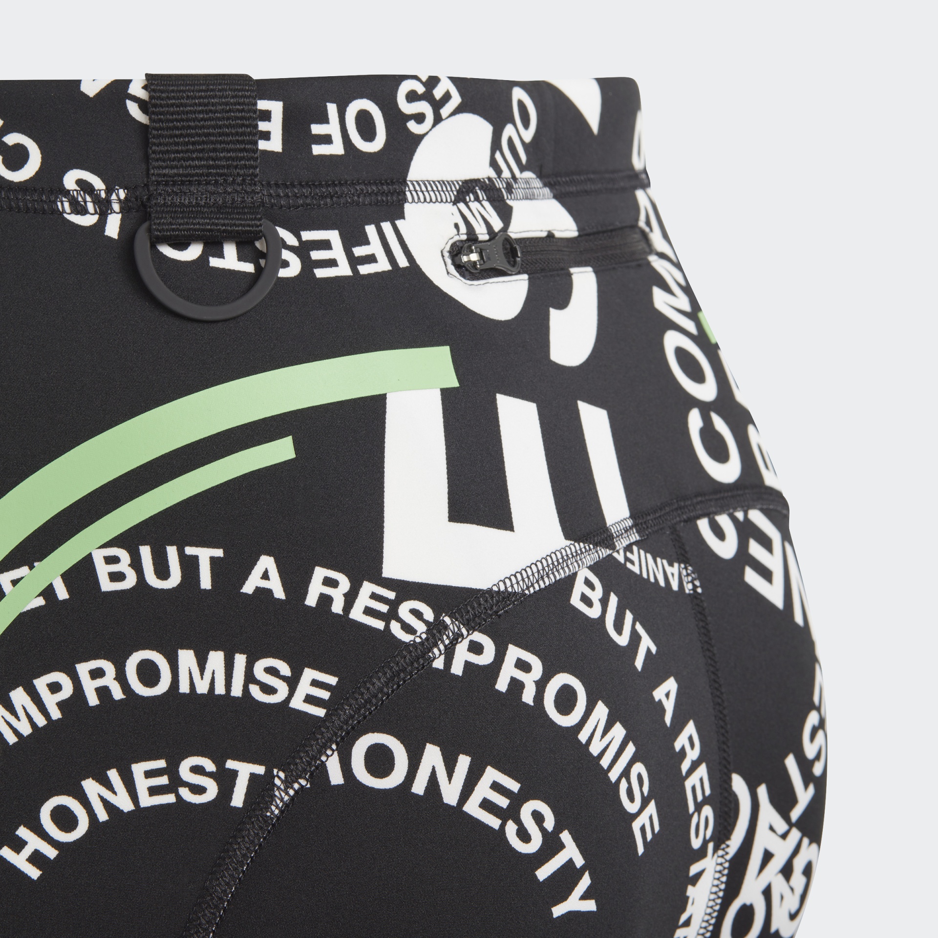 Calças justas pretas com texto branco e detalhes verdes e fecho pequeno