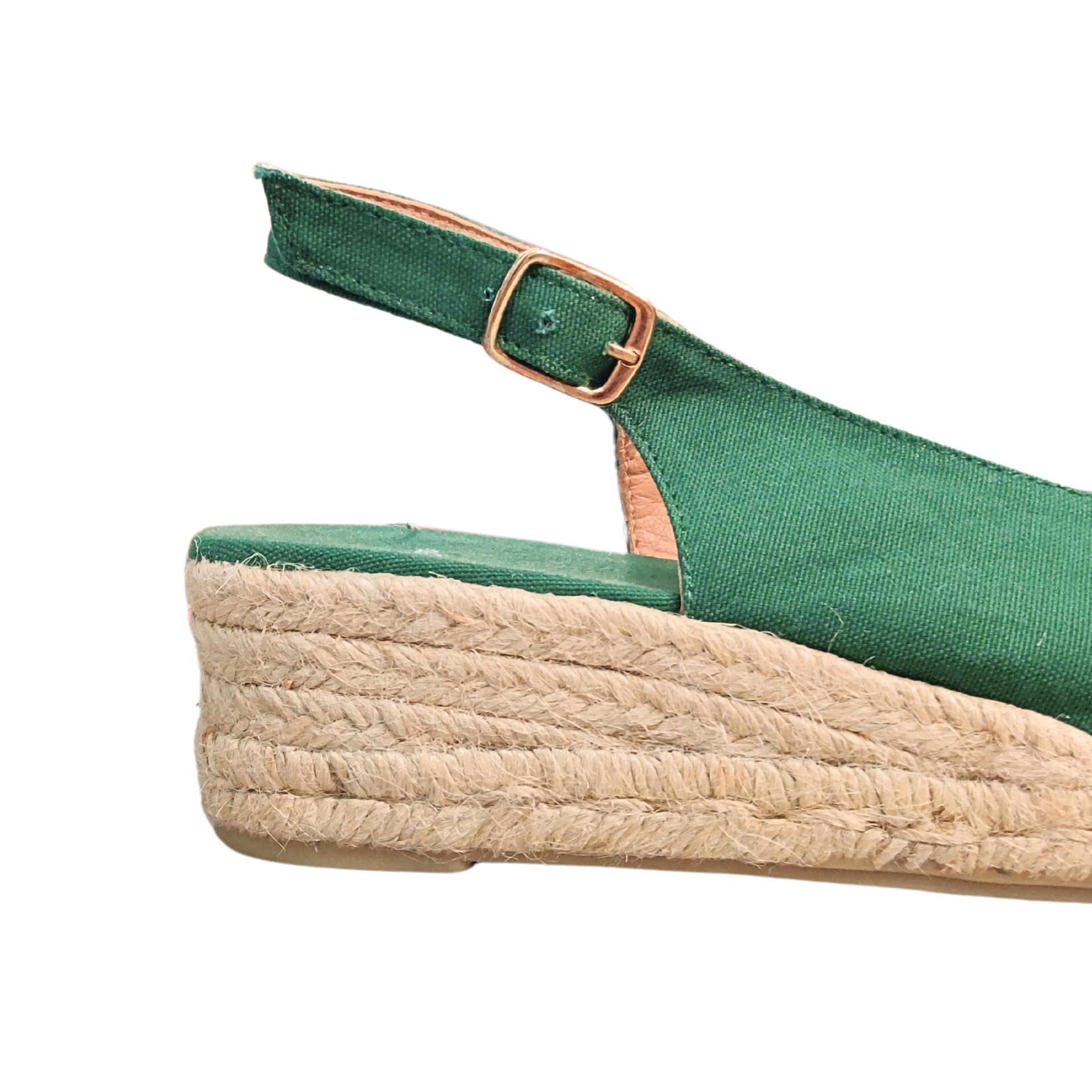 Sandália verde de cunha com sola de corda e fivela dourada