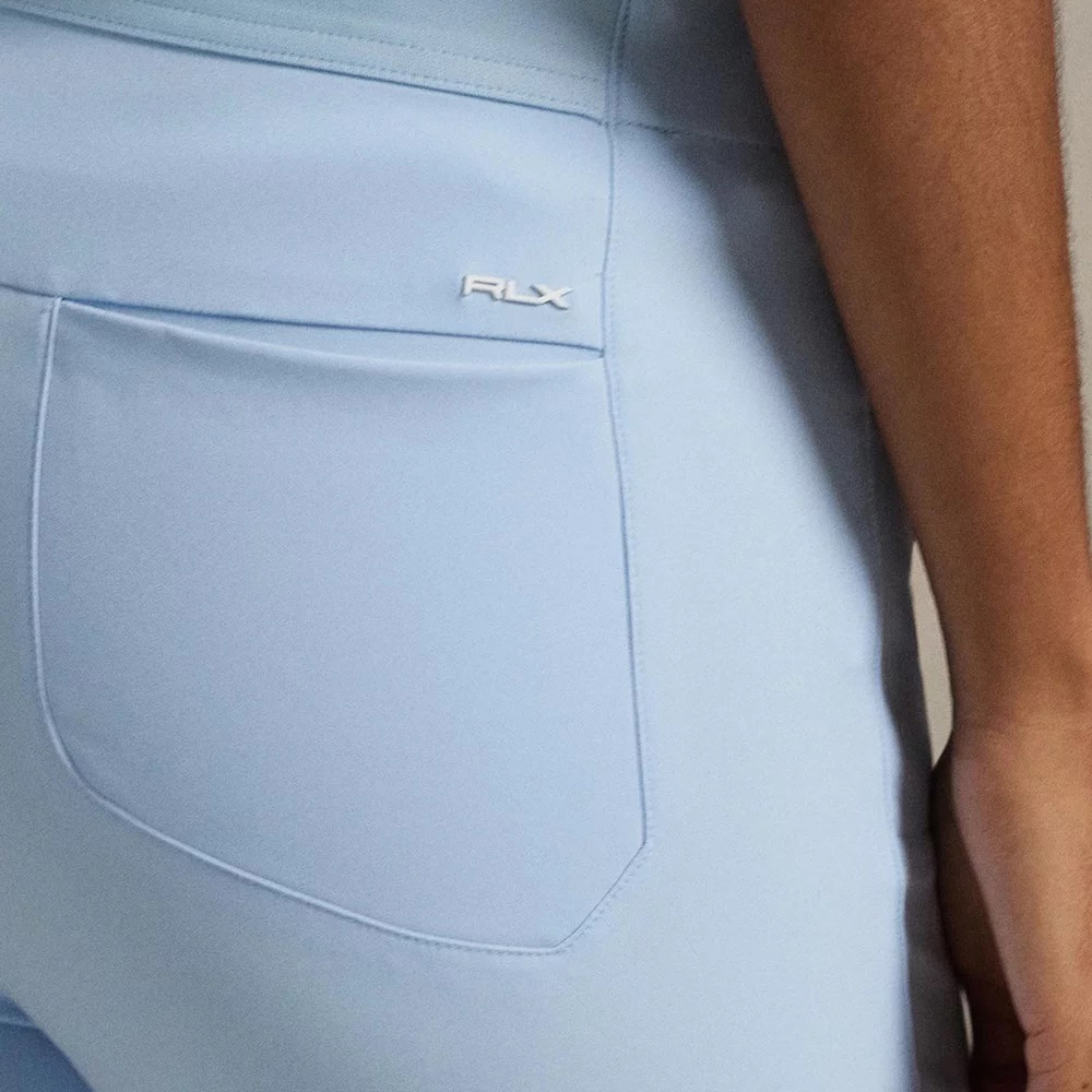 Calças justas azul claro com bolso traseiro e etiqueta RLX