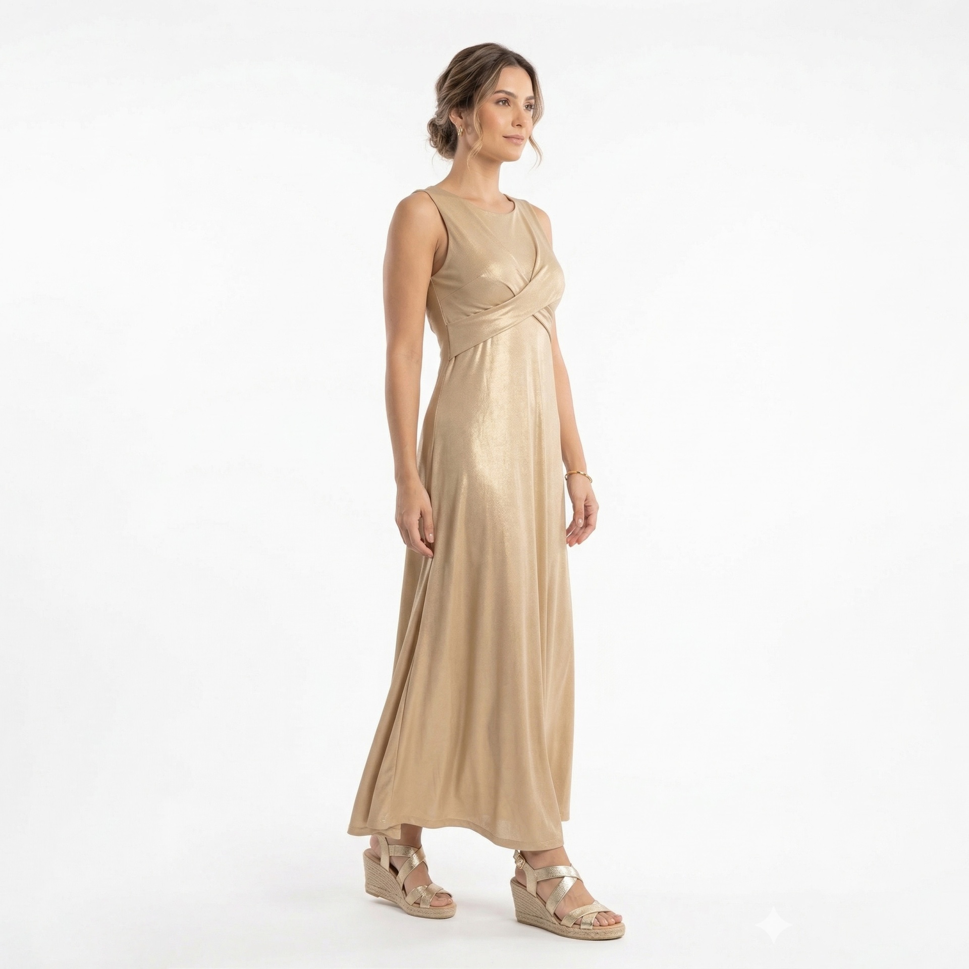 Vestido dourado longo sem mangas com sandálias de cunha
