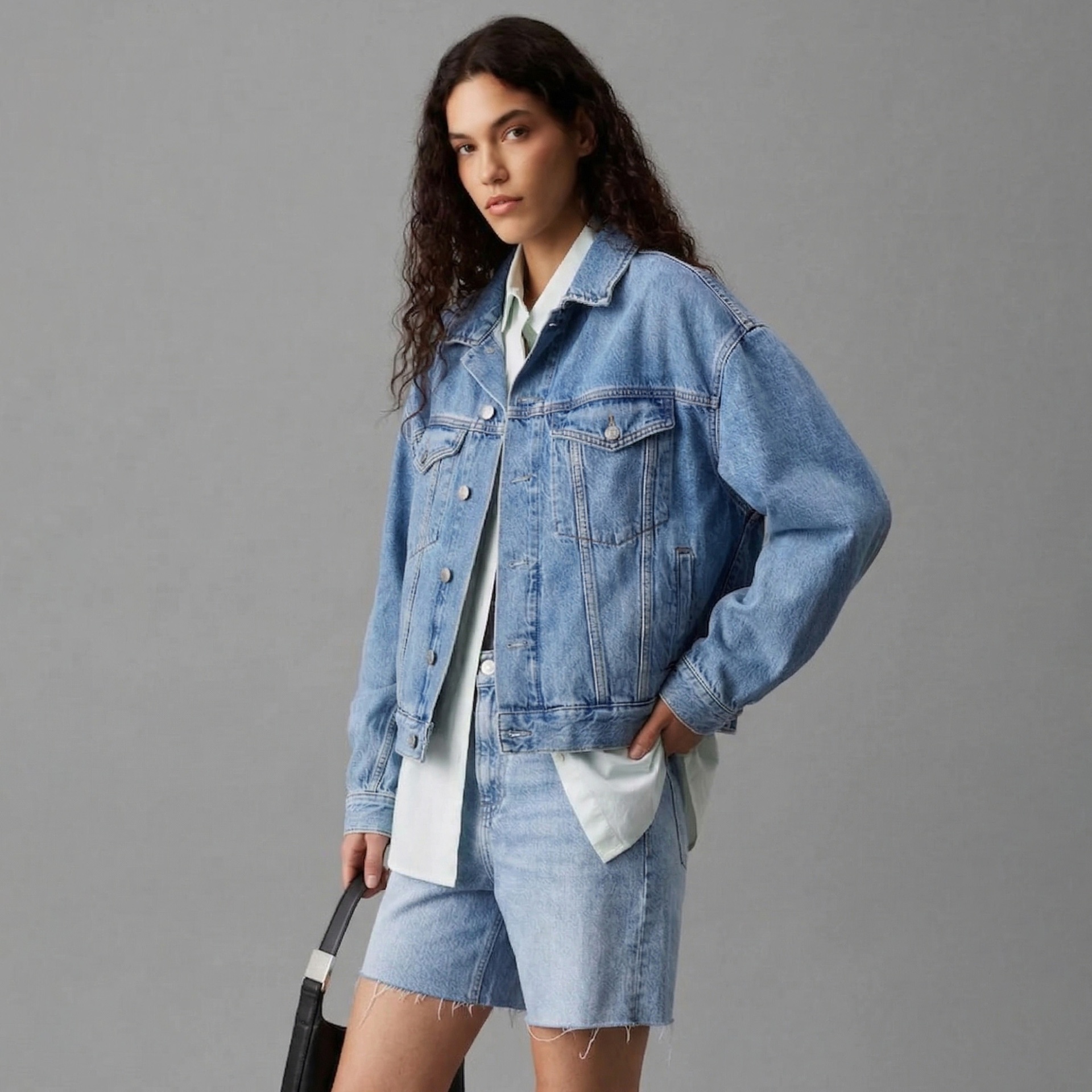 Casaco oversize de ganga azul claro com botões prateados e calções de ganga cinza claro