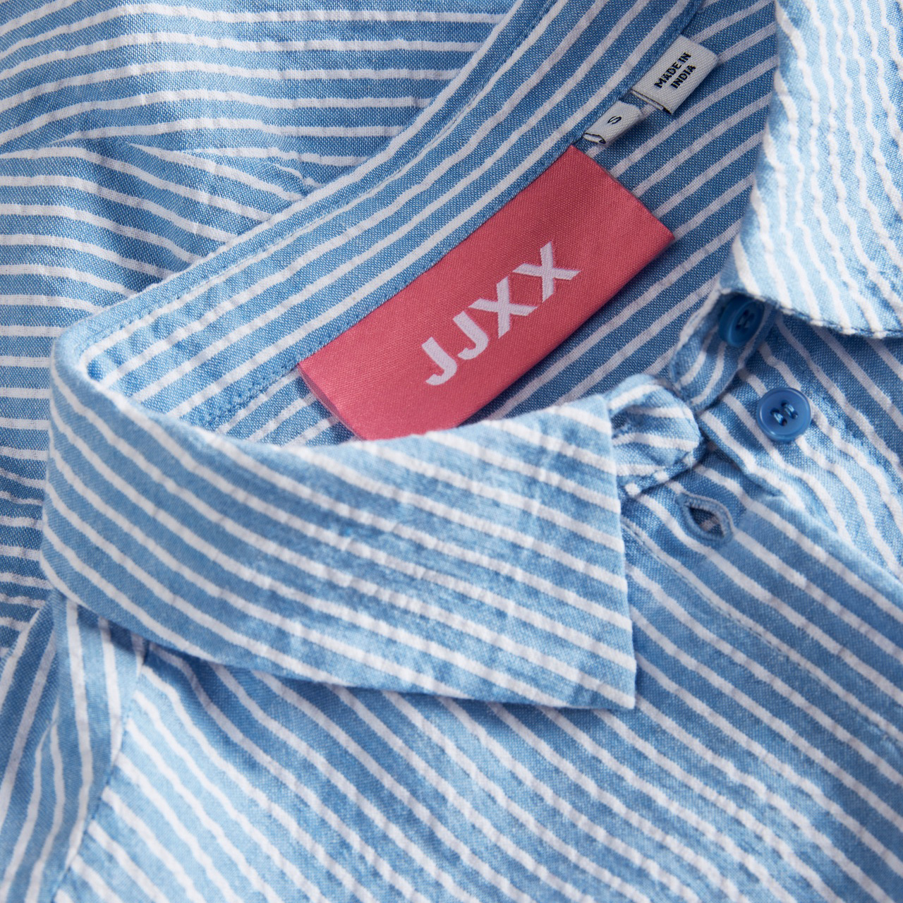 Camiseta polo riscada azul clara com etiqueta rosa J JXX