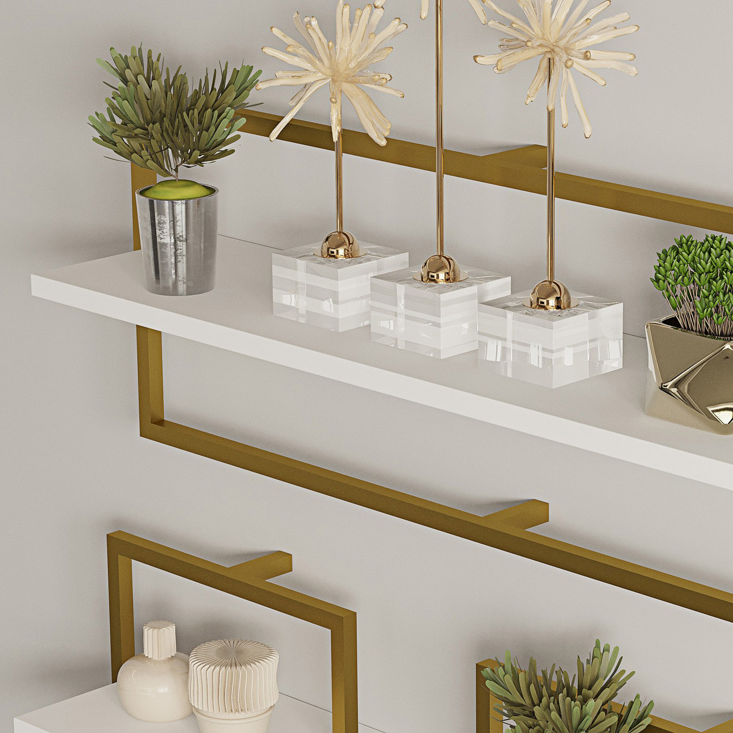 Estante branca com objetos decorativos dourados e vasos com plantas artificiais.