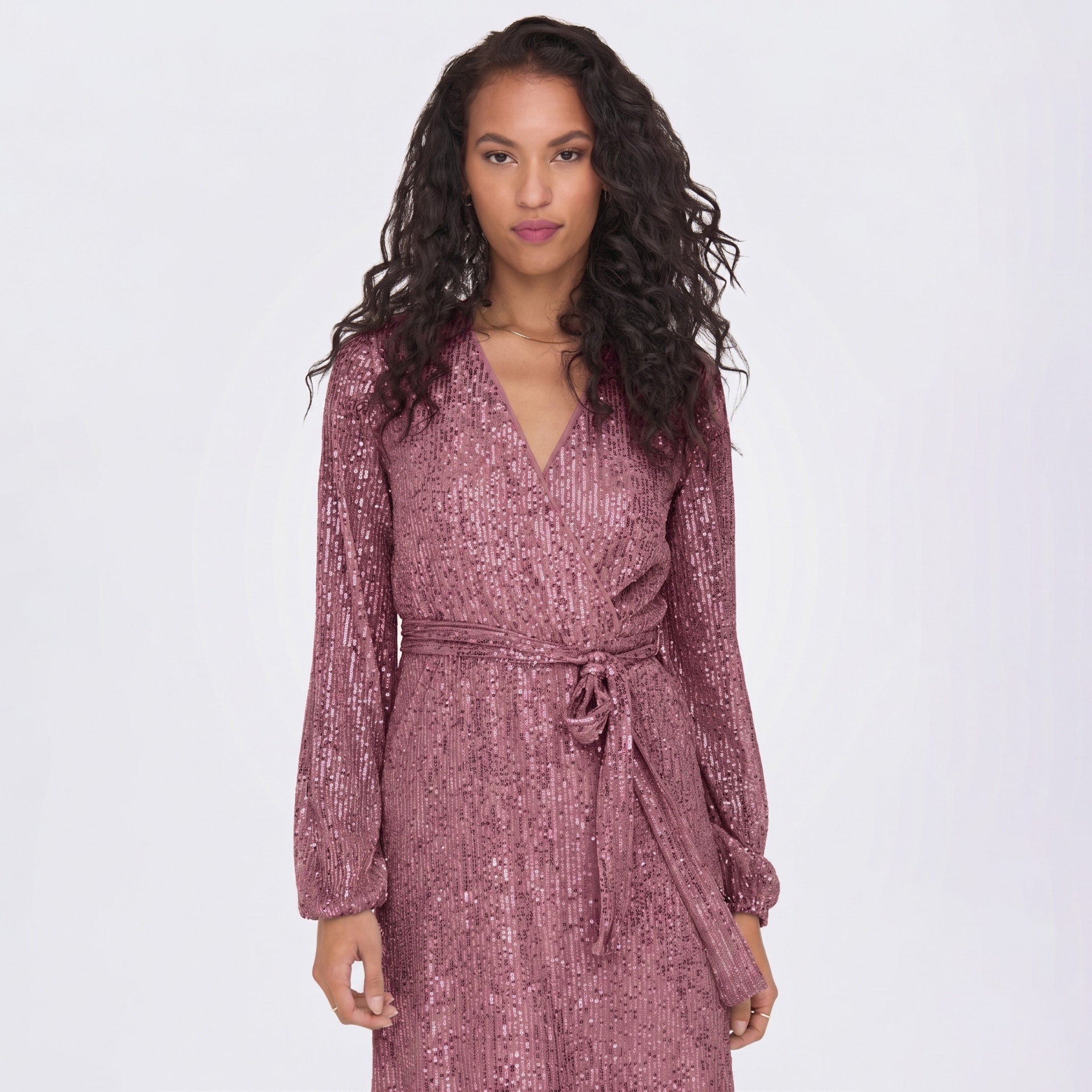 Vestido rosa com lantejoulas e cinto