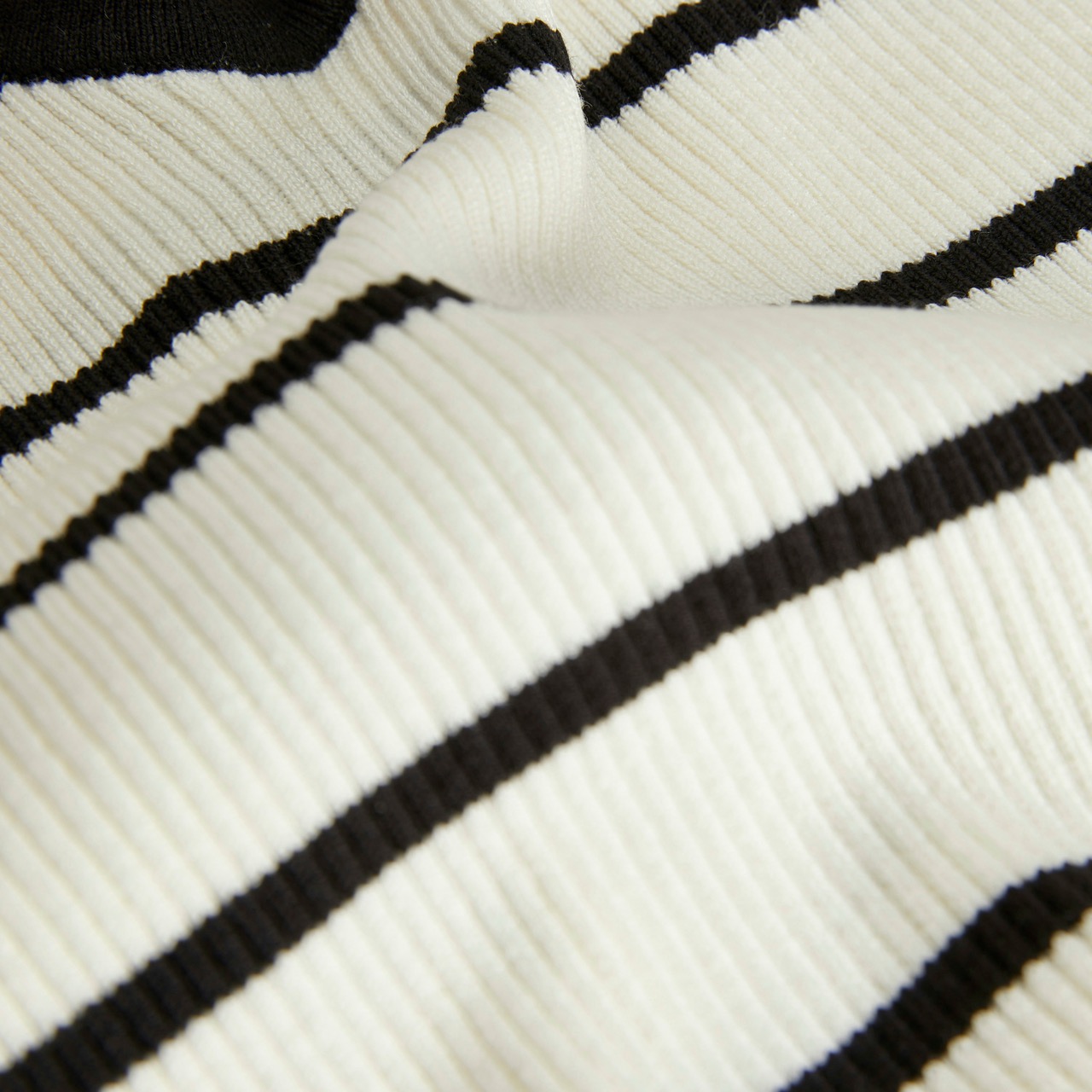 tecido branco com riscas pretas canelado