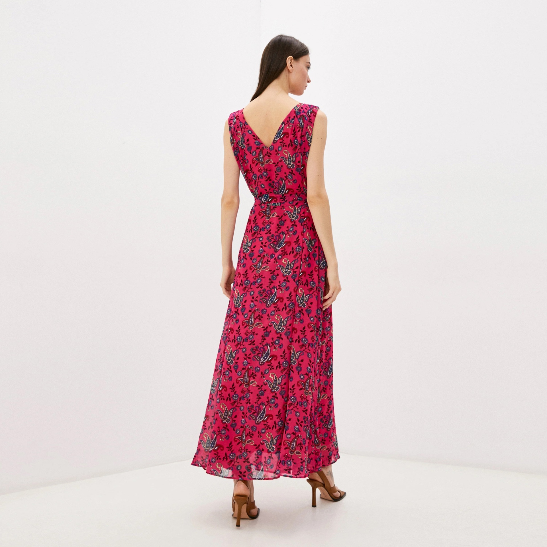 Vestido longo rosa com padrão floral e cinto fino visto de costas