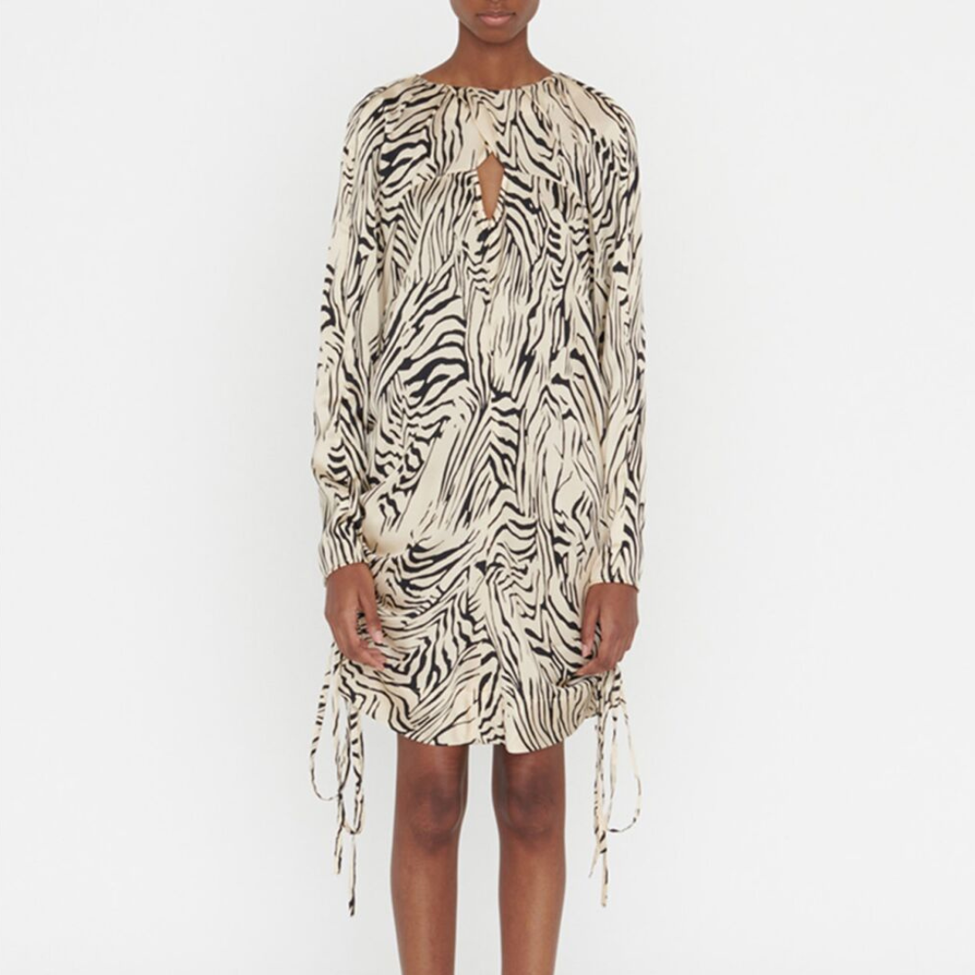 Vestido curto animal print bege e preto com mangas compridas e cordões laterais