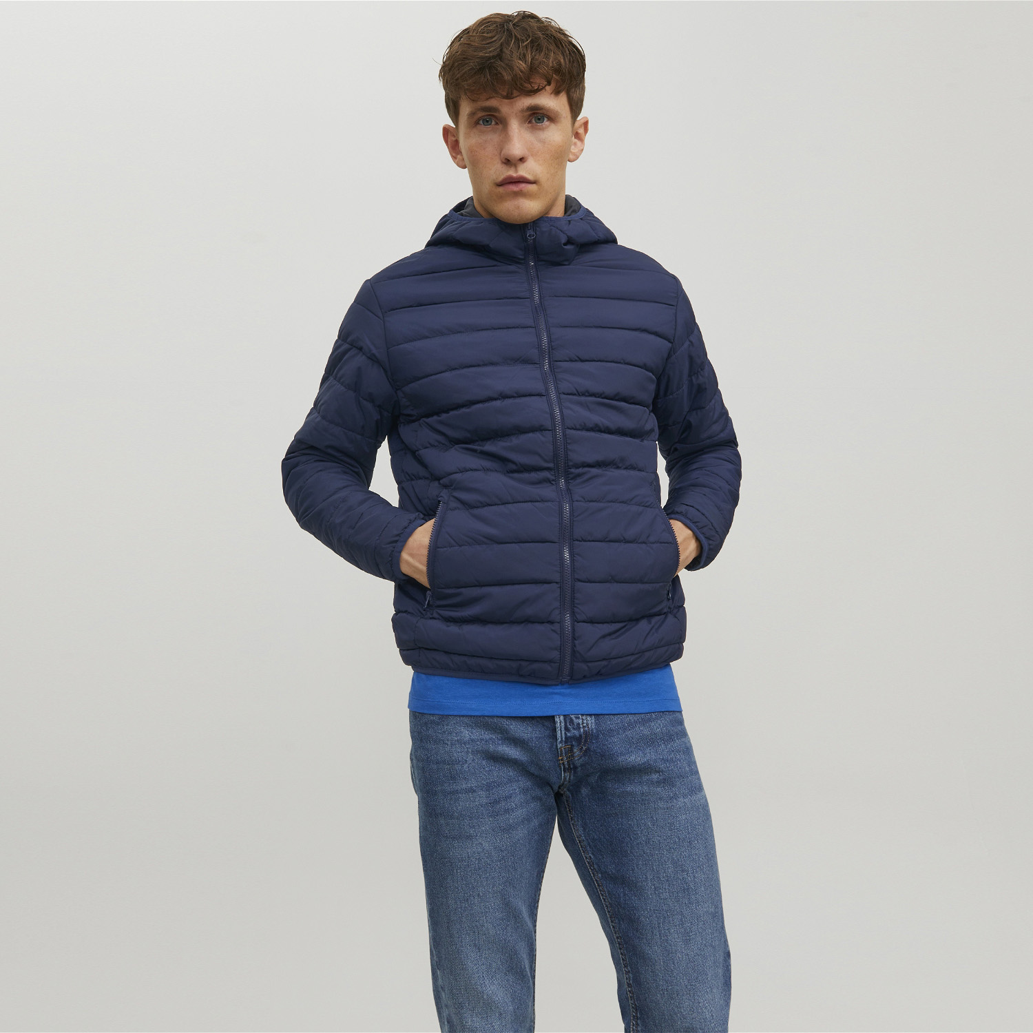 Casaco acolchoado azul marinho com capuz e fecho de correr