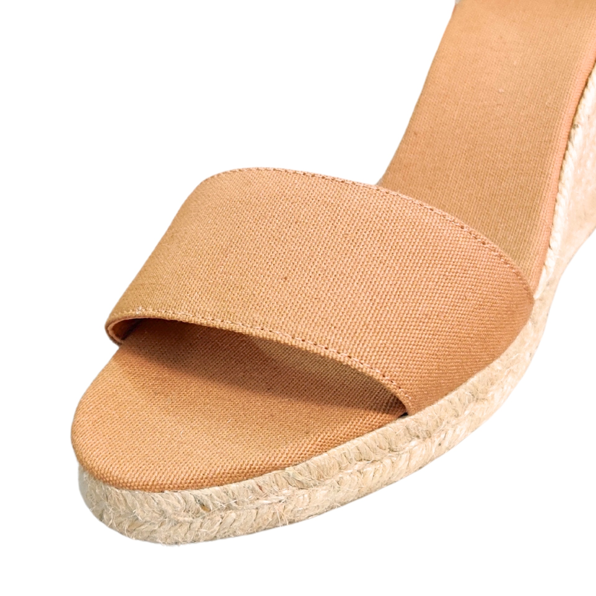 Sandália de cunha castanho claro com base de ráfia