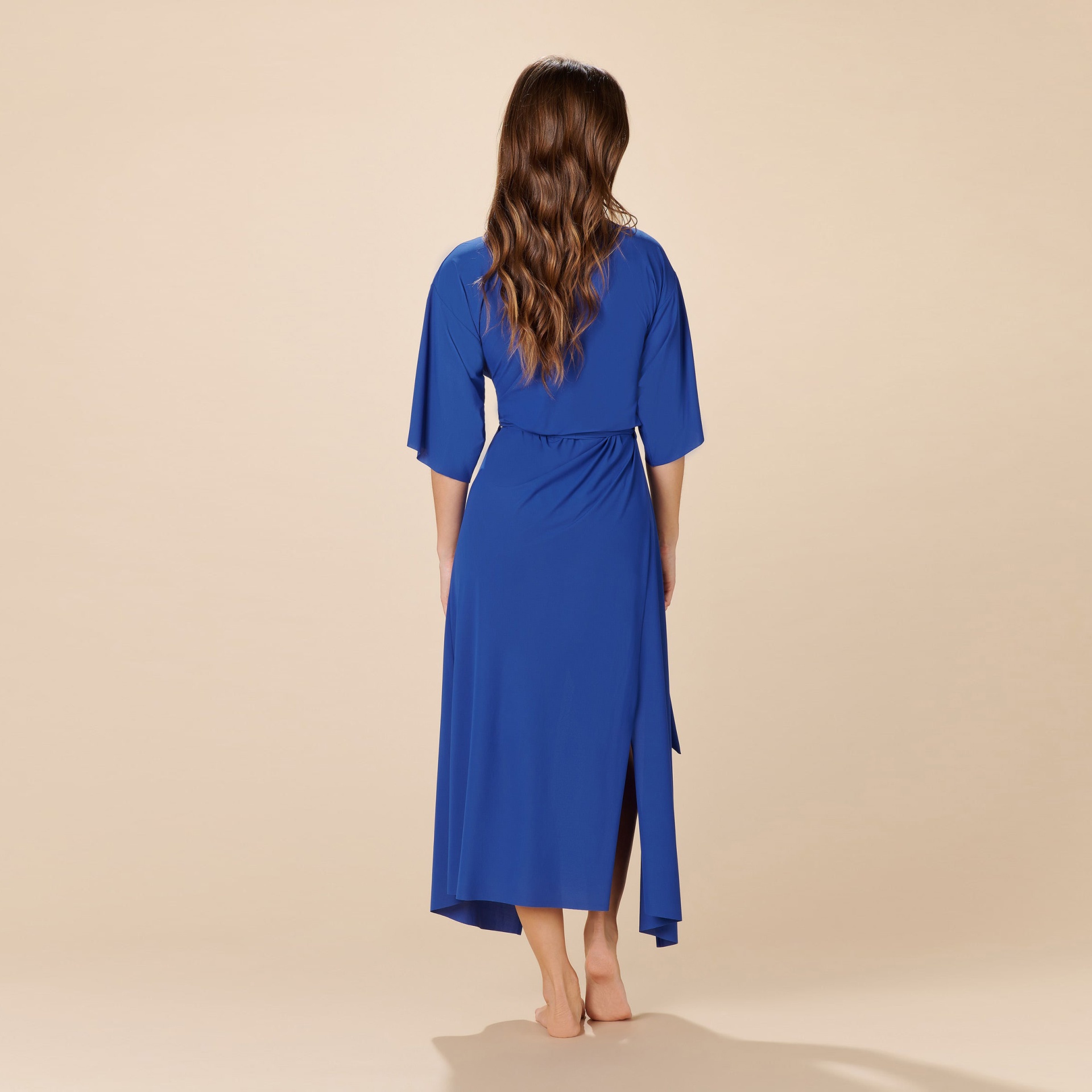 Vestido feminino azul de comprimento midi com manga 3/4 visto de costas