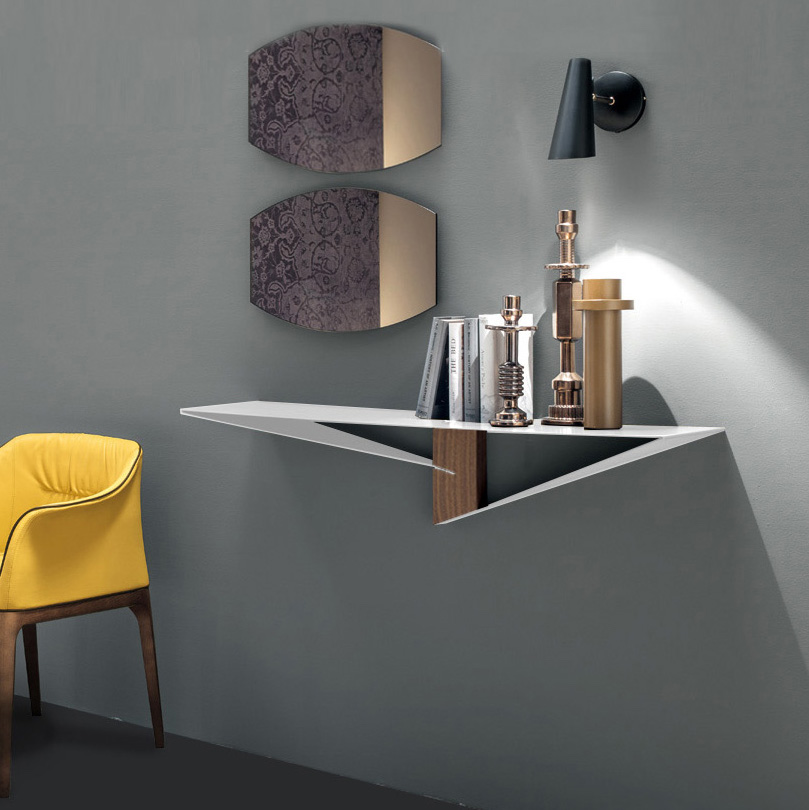 Prateleira de parede branca geométrica, objetos decorativos metálicos, espelhos florais roxos, candeeiro cinzento, cadeira amarela