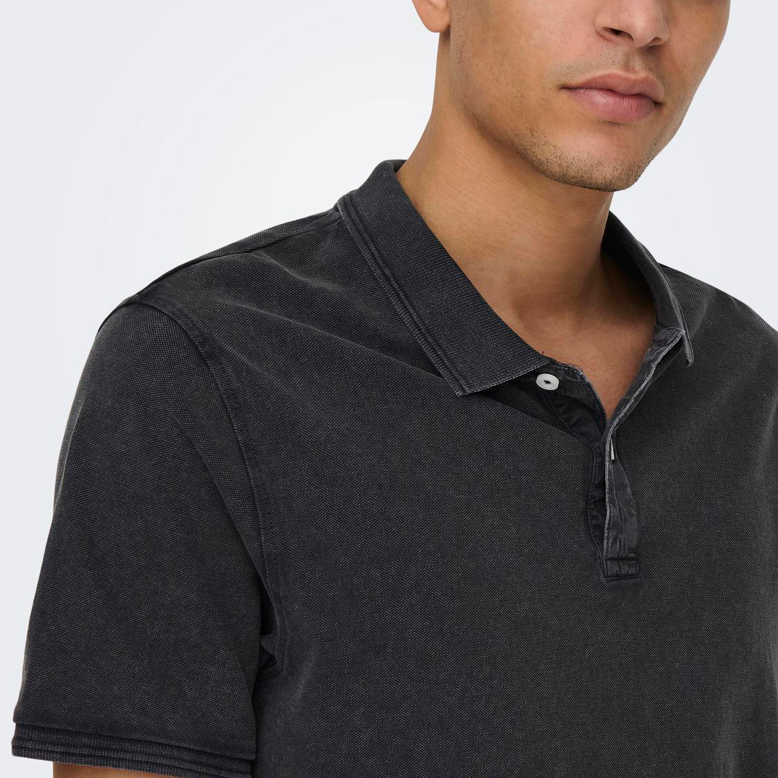 Polo preta de homem com gola e botão branco