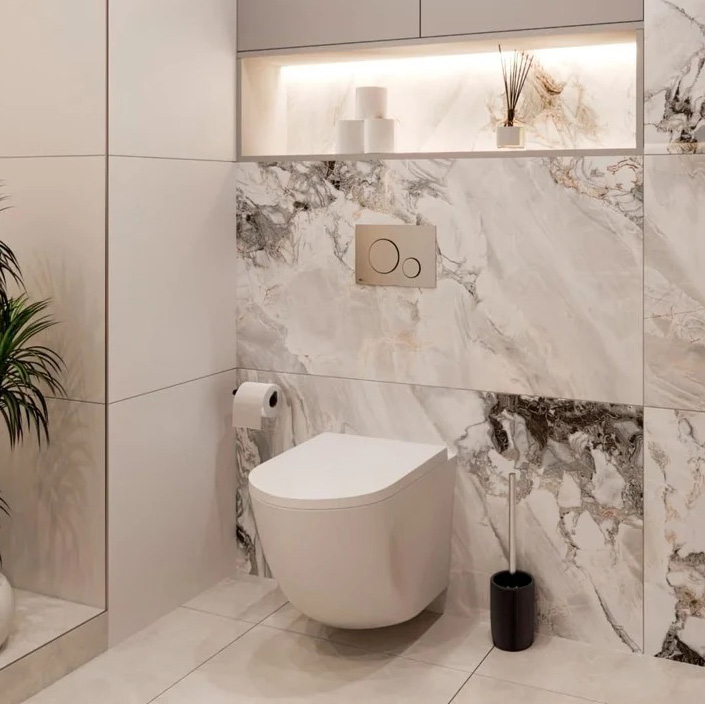 Casa de banho com sanita suspensa branca e azulejos de mármore