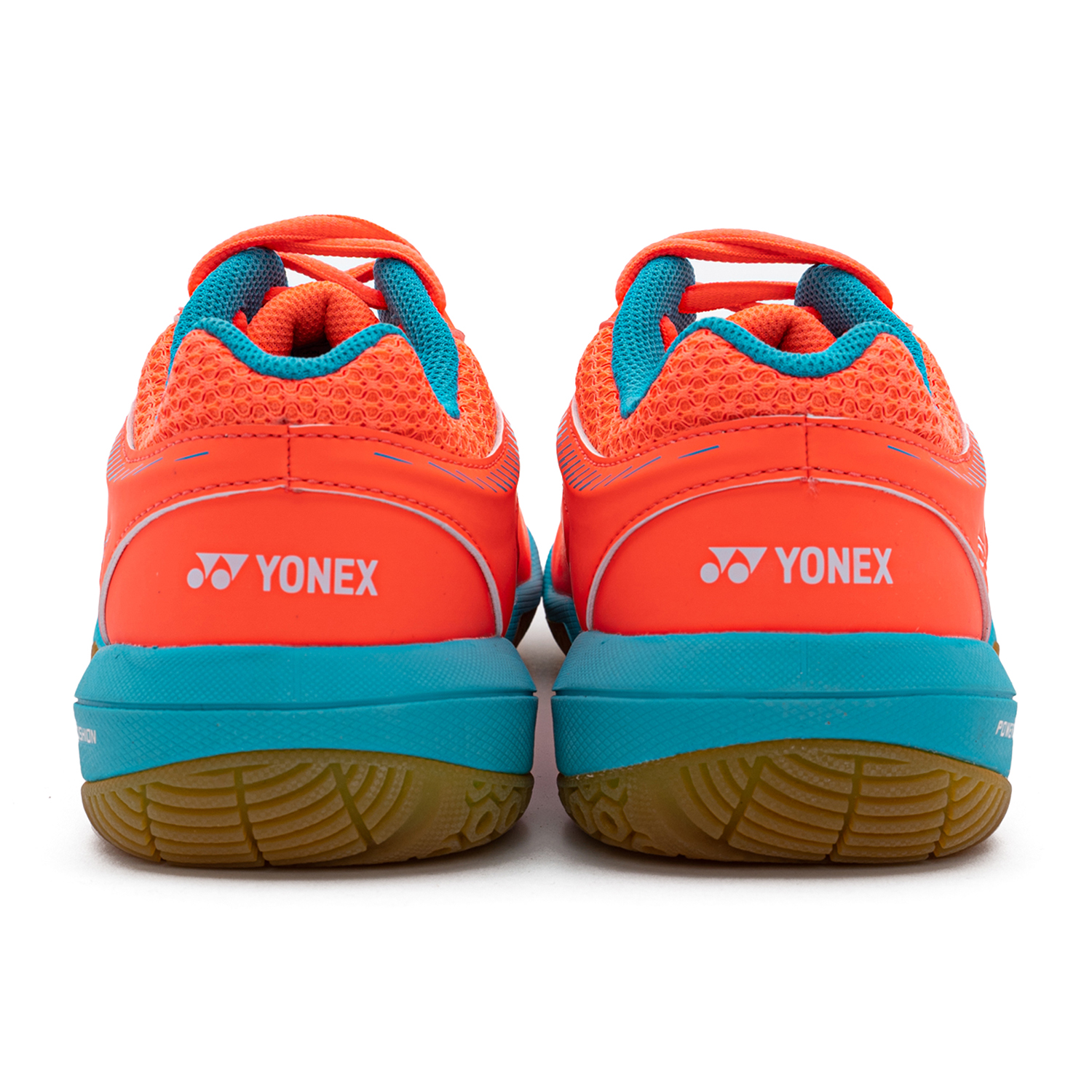 Ténis desportivos Yonex laranja e azul vistos de trás