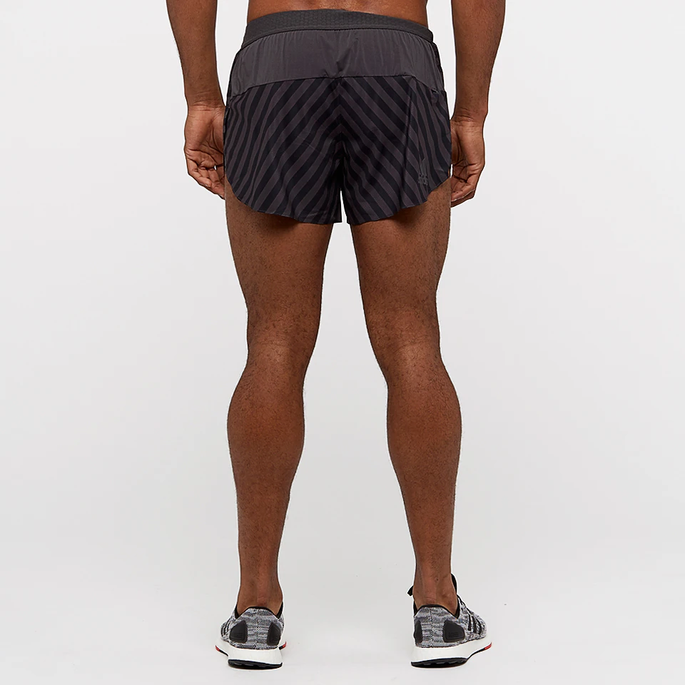 Calções desportivos masculinos pretos com padrão listrado