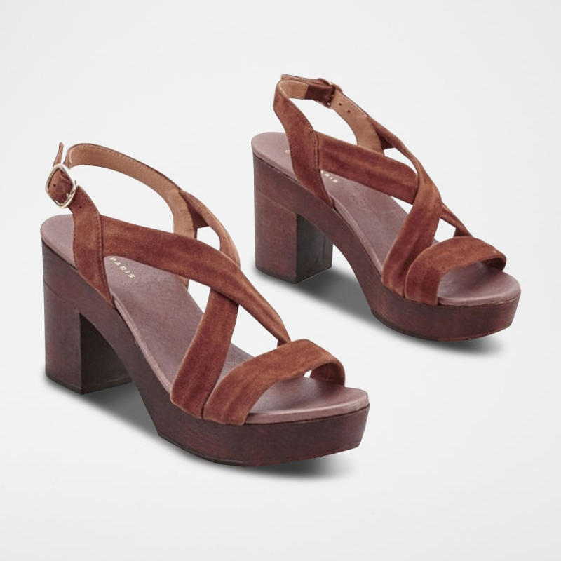 Sandálias de salto alto castanhas de plataforma com tiras cruzadas e fivela