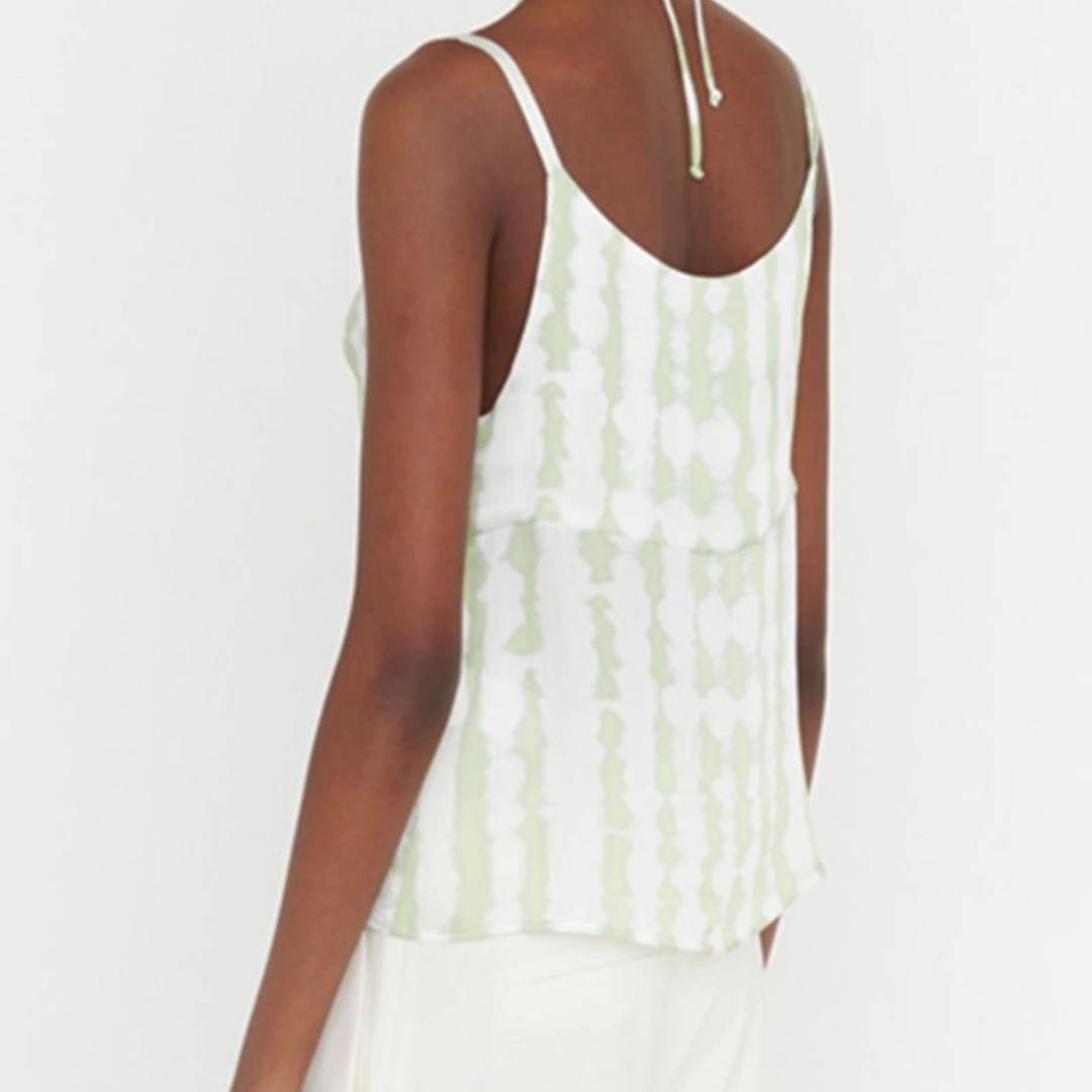 Top feminino de alças finas verde claro e branco com padrão tie-dye e decote em V nas costas