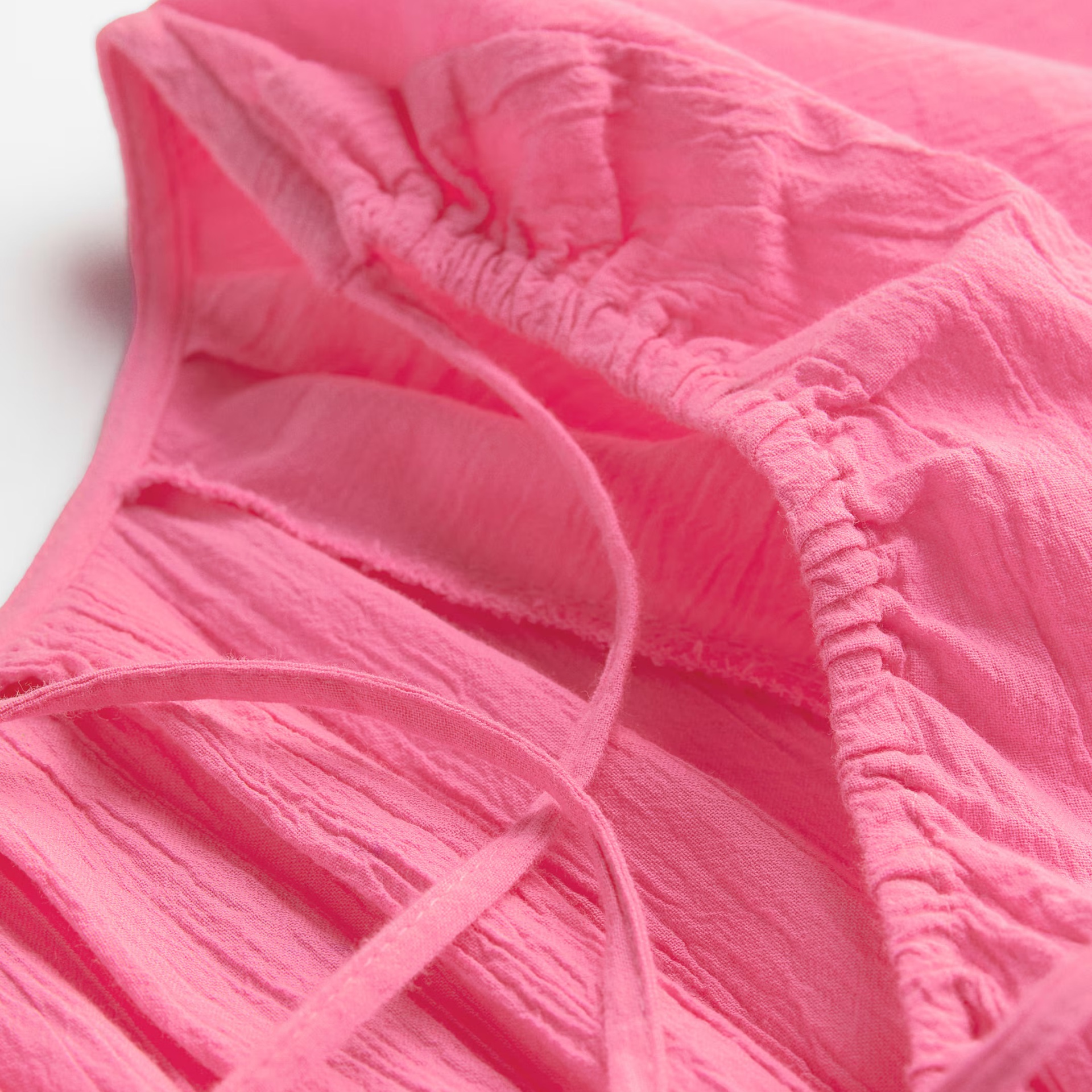 Tecido rosa com cordão e padrão franzido