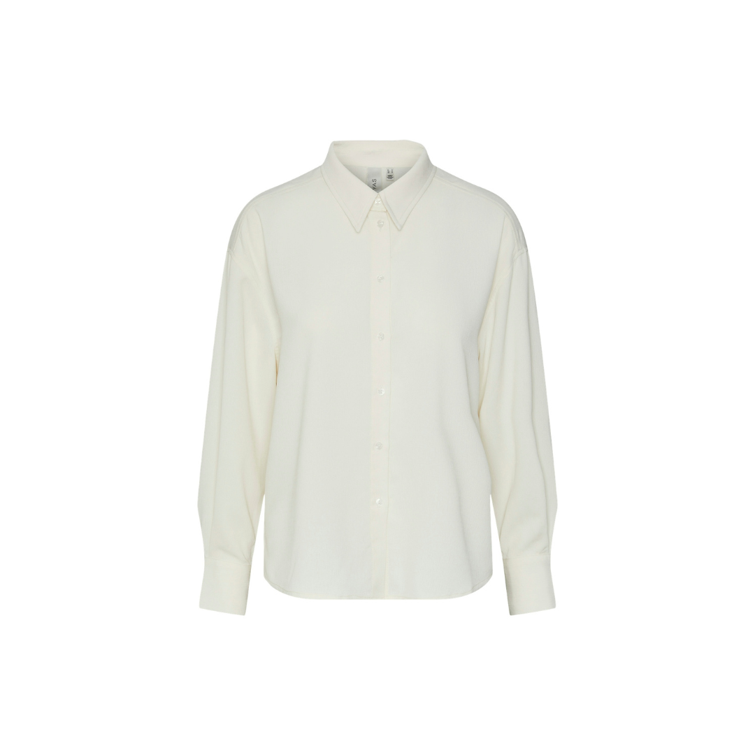 Camisa branca de manga longa com botões e colarinho clássico