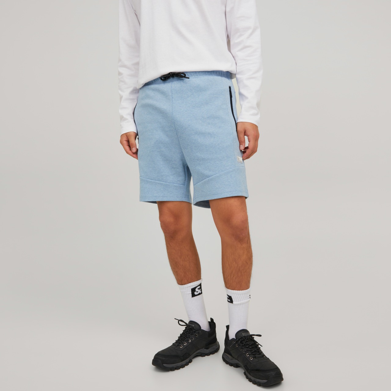 Calções desportivos azuis claros com cordão preto e bolso com fecho preto
