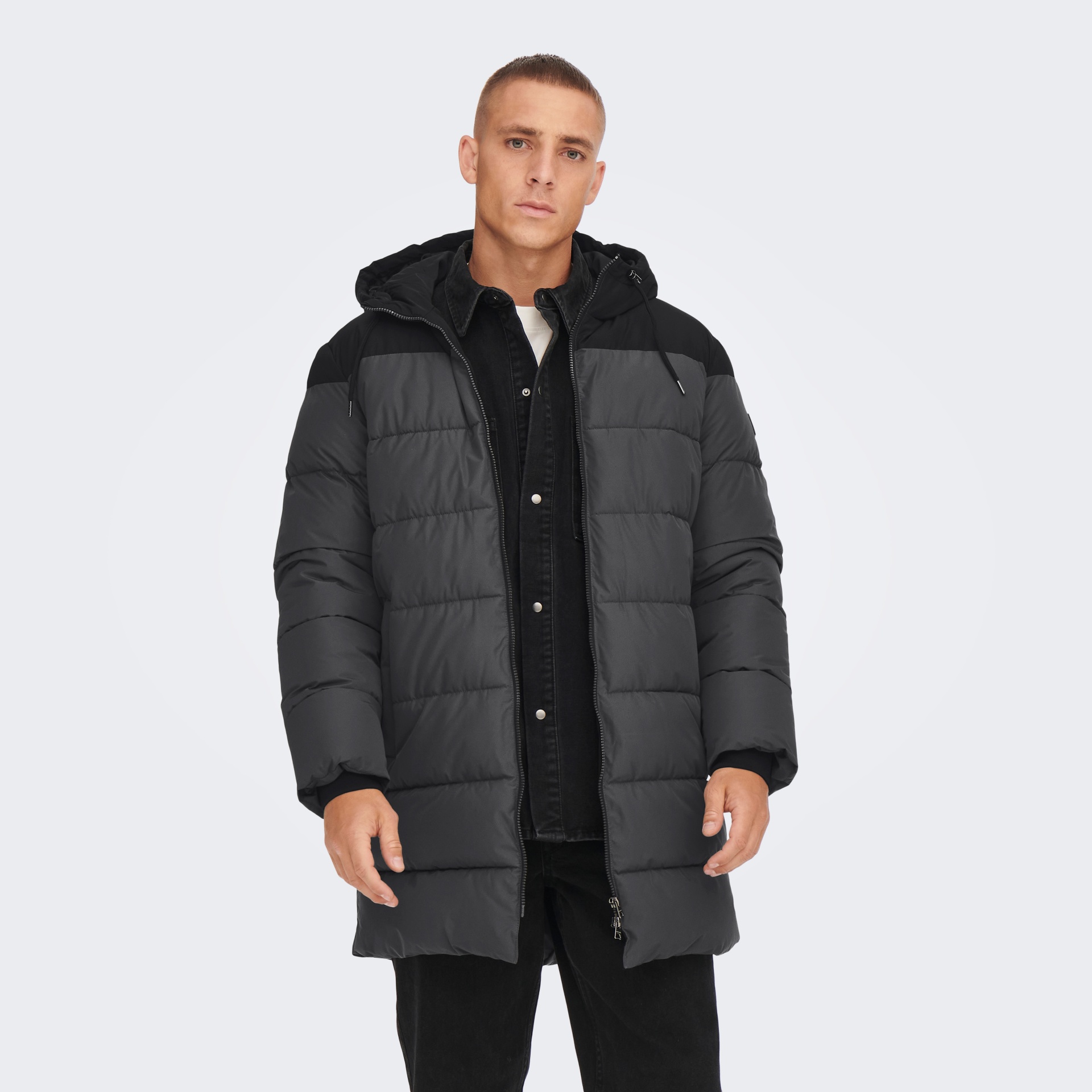 Casaco acolchoado cinza escuro com capuz em homem