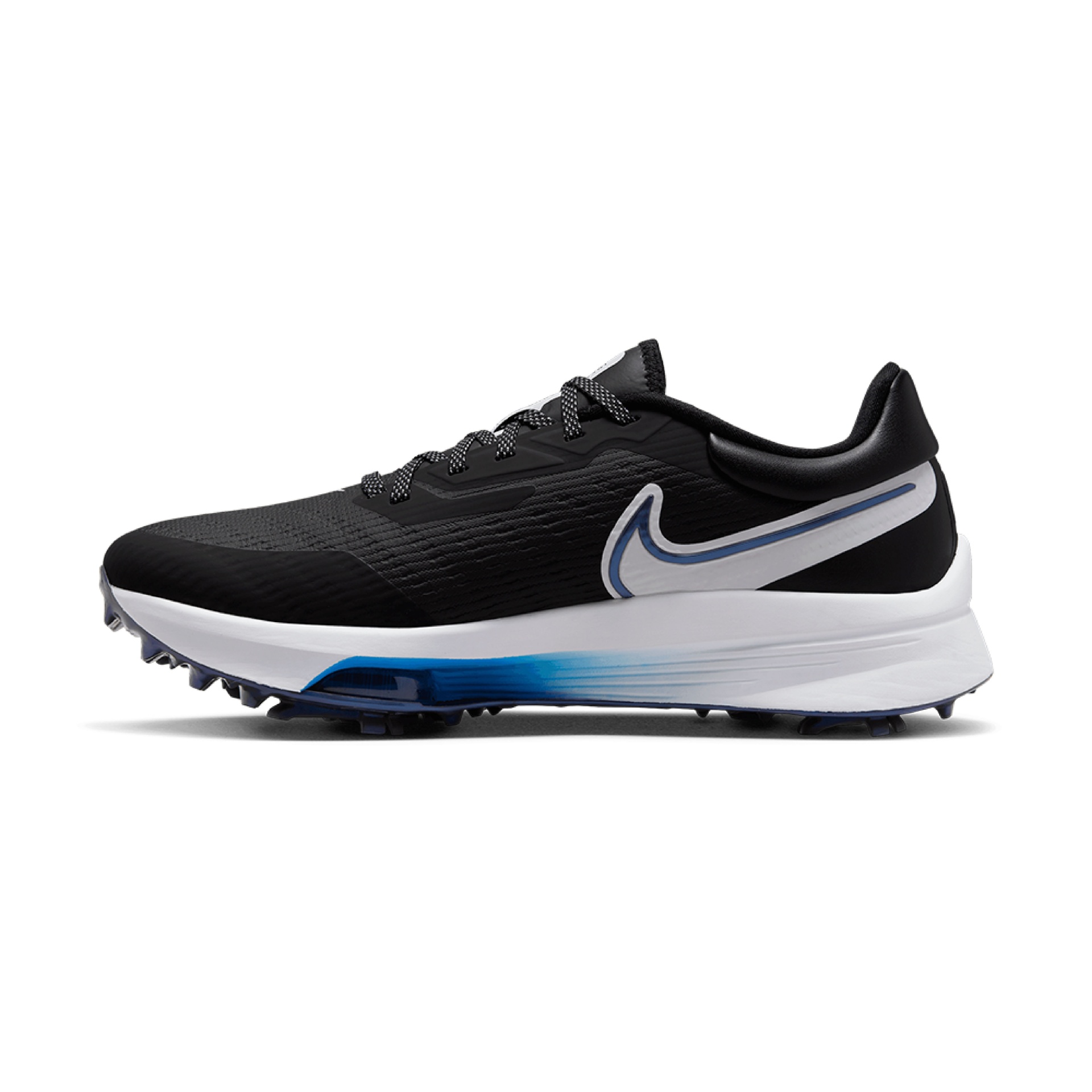 Tênis desportivo preto com sola branca e detalhes azuis e logo Nike.