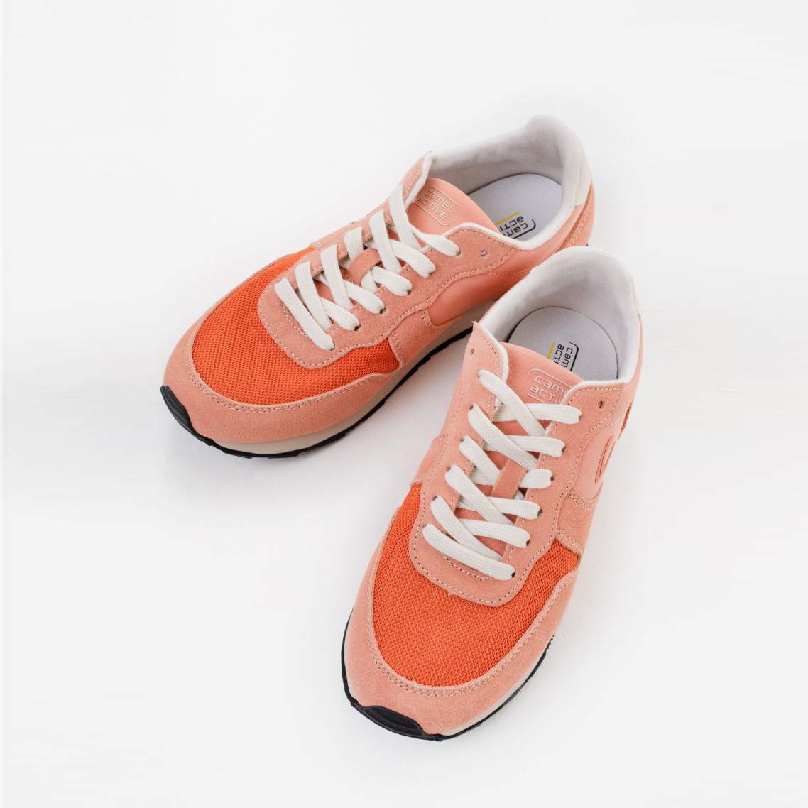 Sapatilhas cor de coral com atacadores brancos