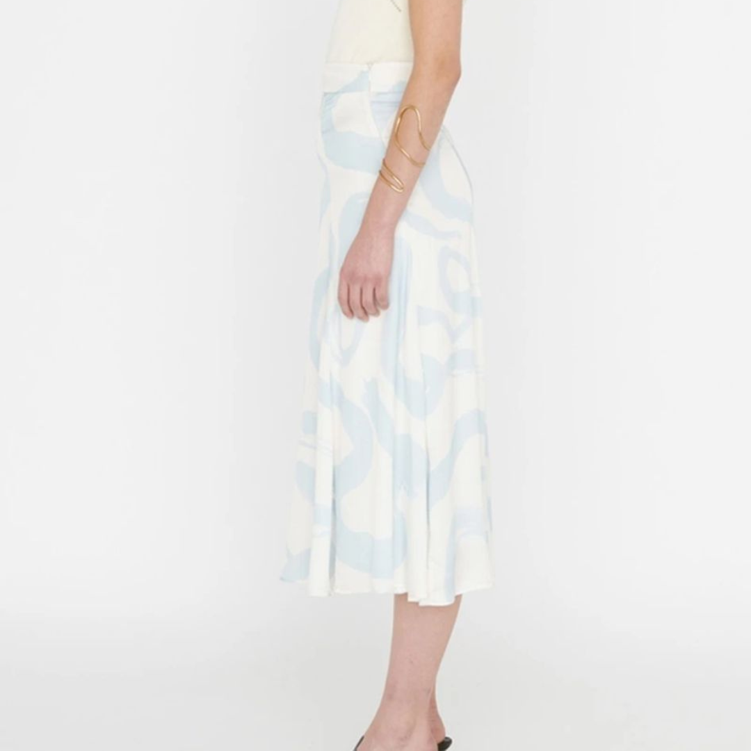 Saia midi azul claro e branca com padrão abstrato vista de perfil