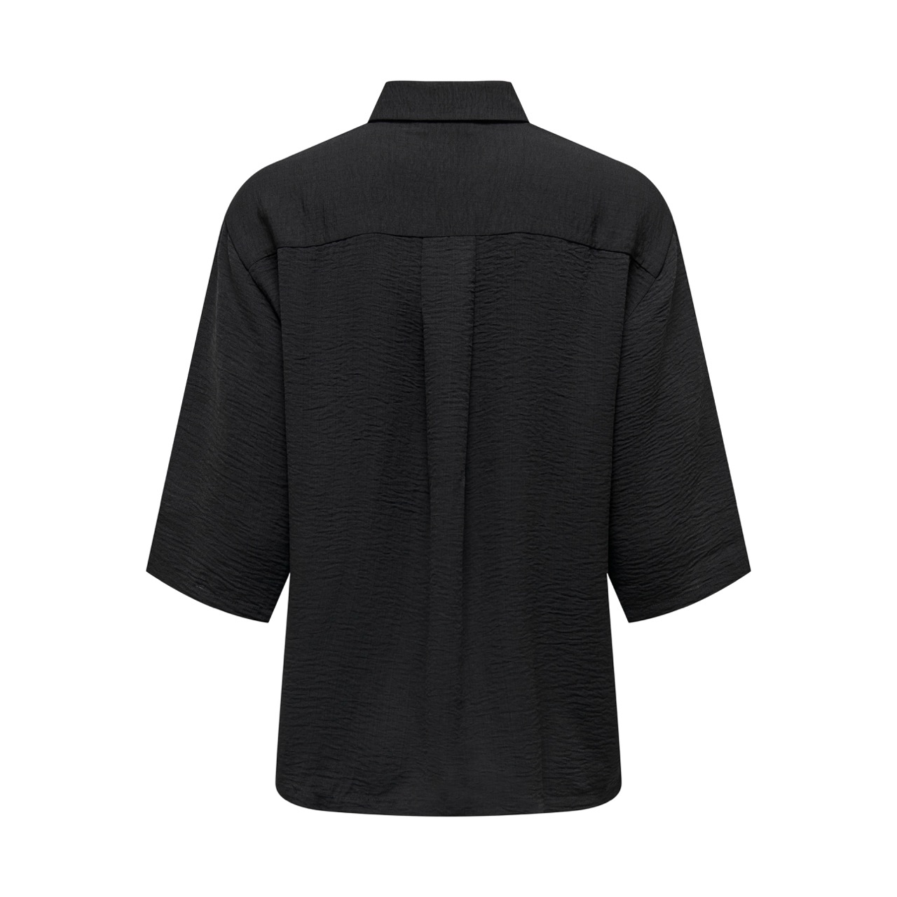 Camisa preta de manga curta com textura ligeiramente enrugada vista de costas